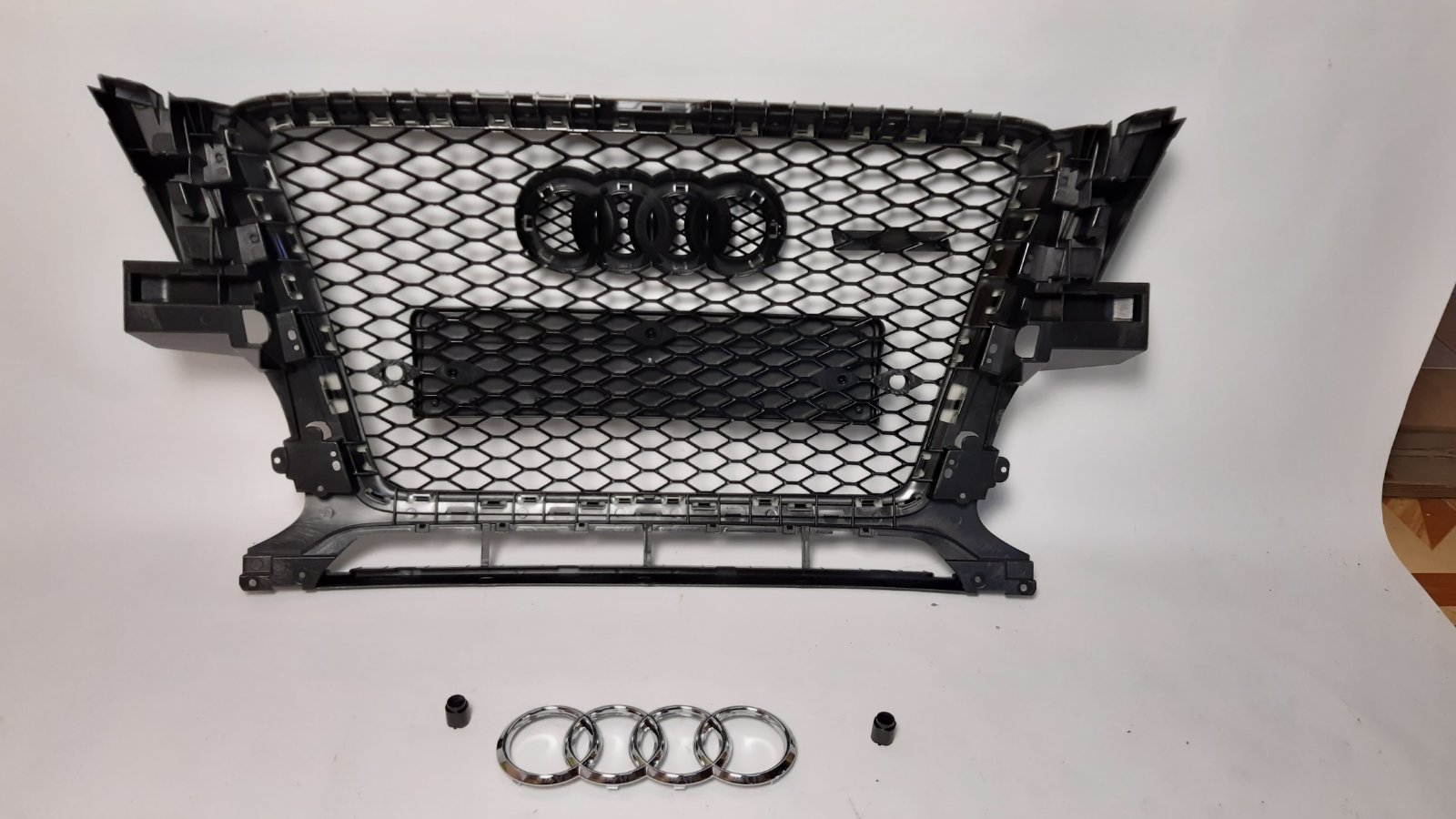 Front Grille for Audi Q5 8R 2008-2011 pre-facelift in RSQ5 Black style