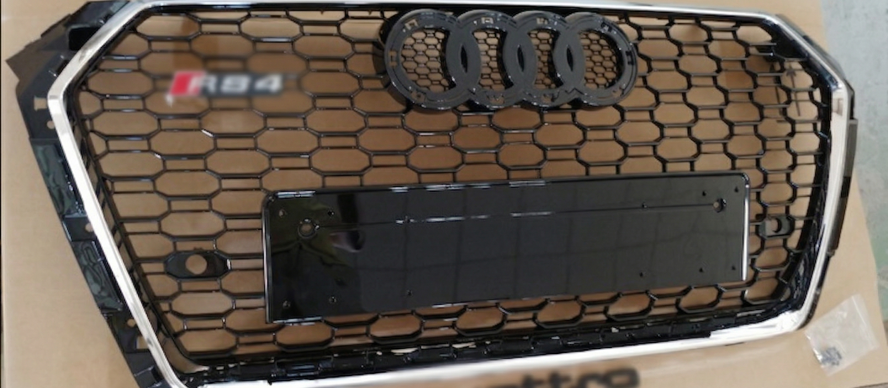 Atrapa grill Audi A4 2015-2018 B9 przed liftingiem styl RS4 Chrom Quattro