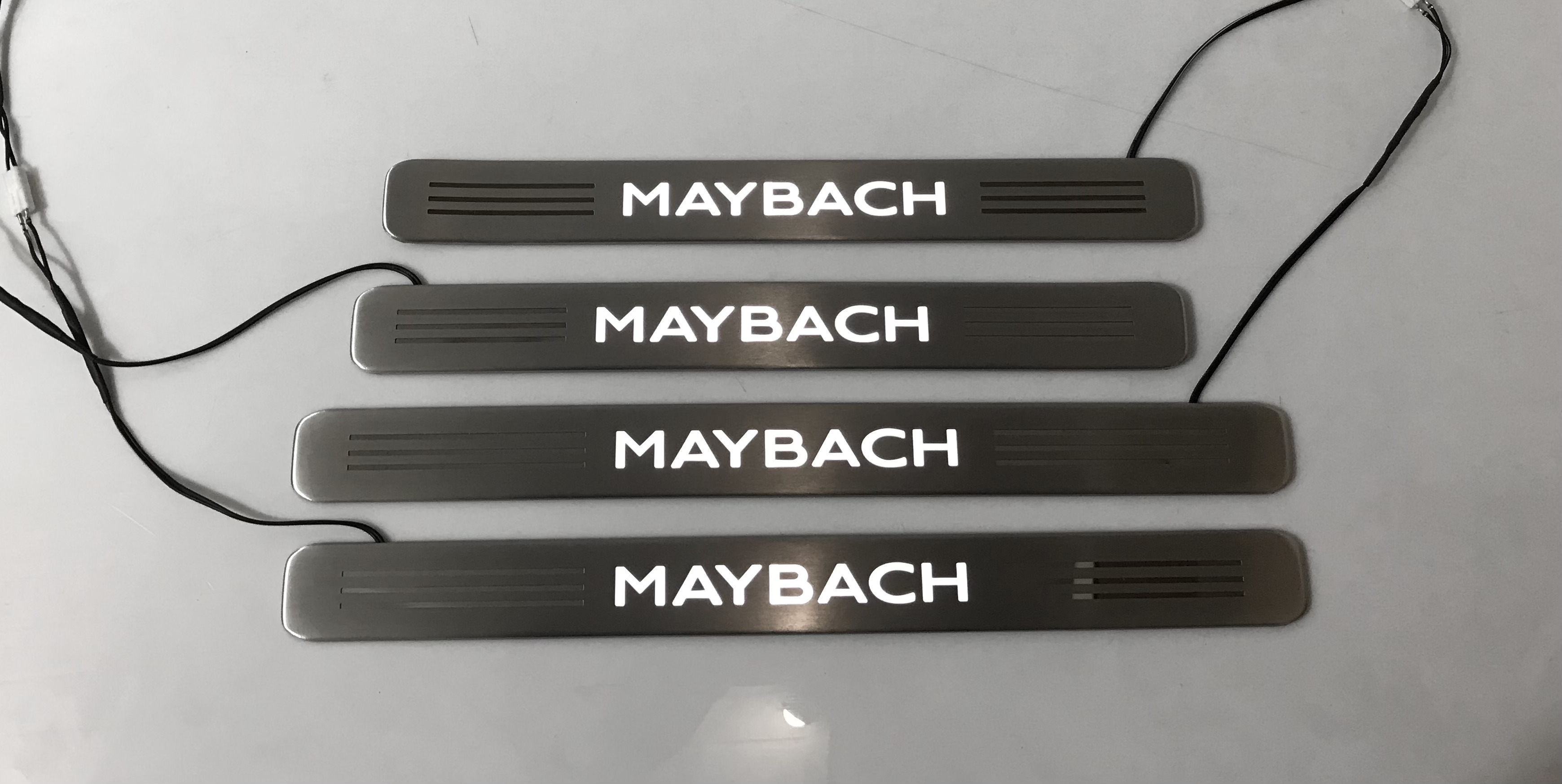 Nakładki na progi listwy Mercedes-Benz W223 2020- S-klasa Maybach 4 szt białe led