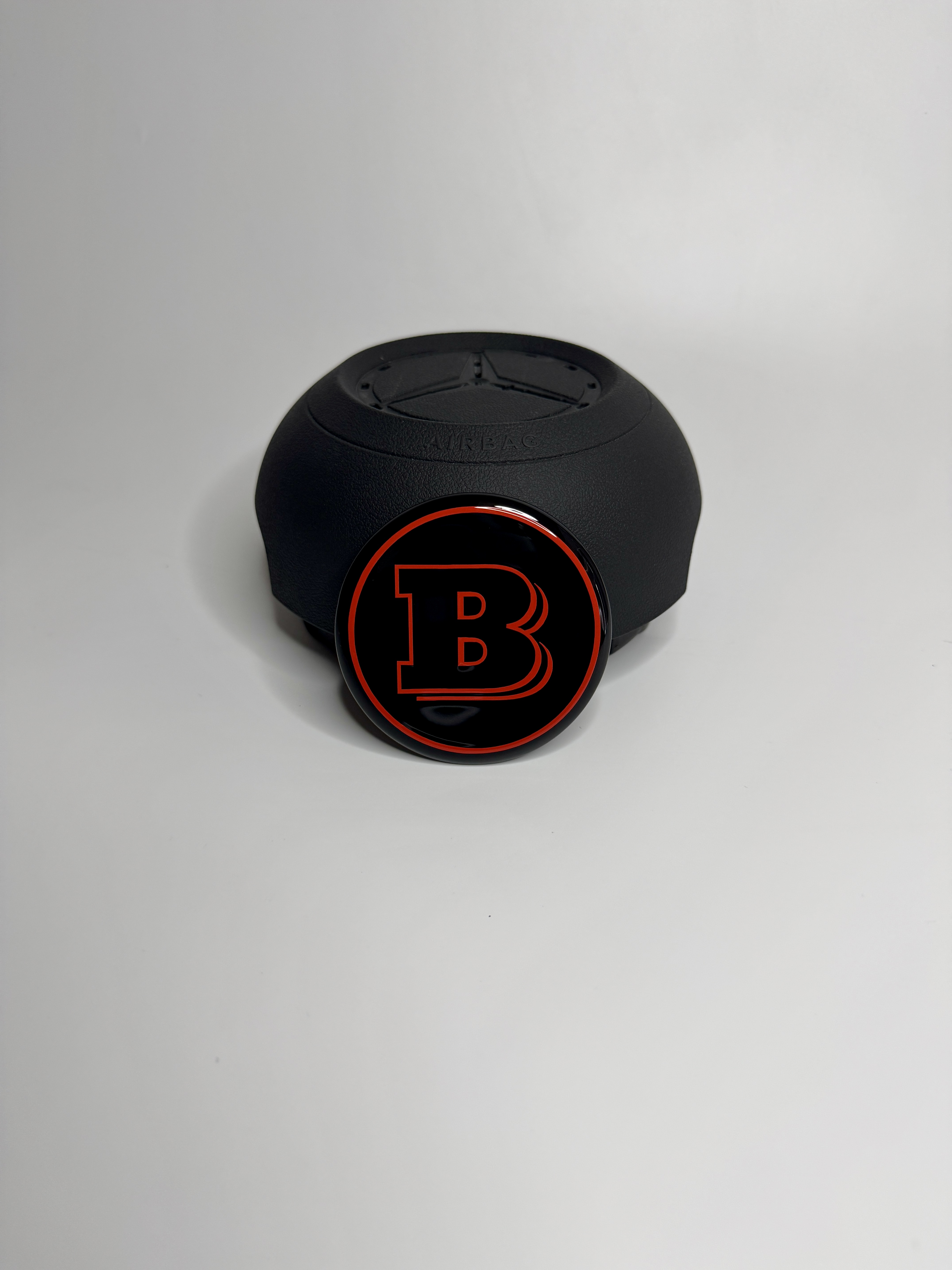 Emblemat Brabus Red Black na poduszce powietrznej do Mercedesa G-Class 2024+