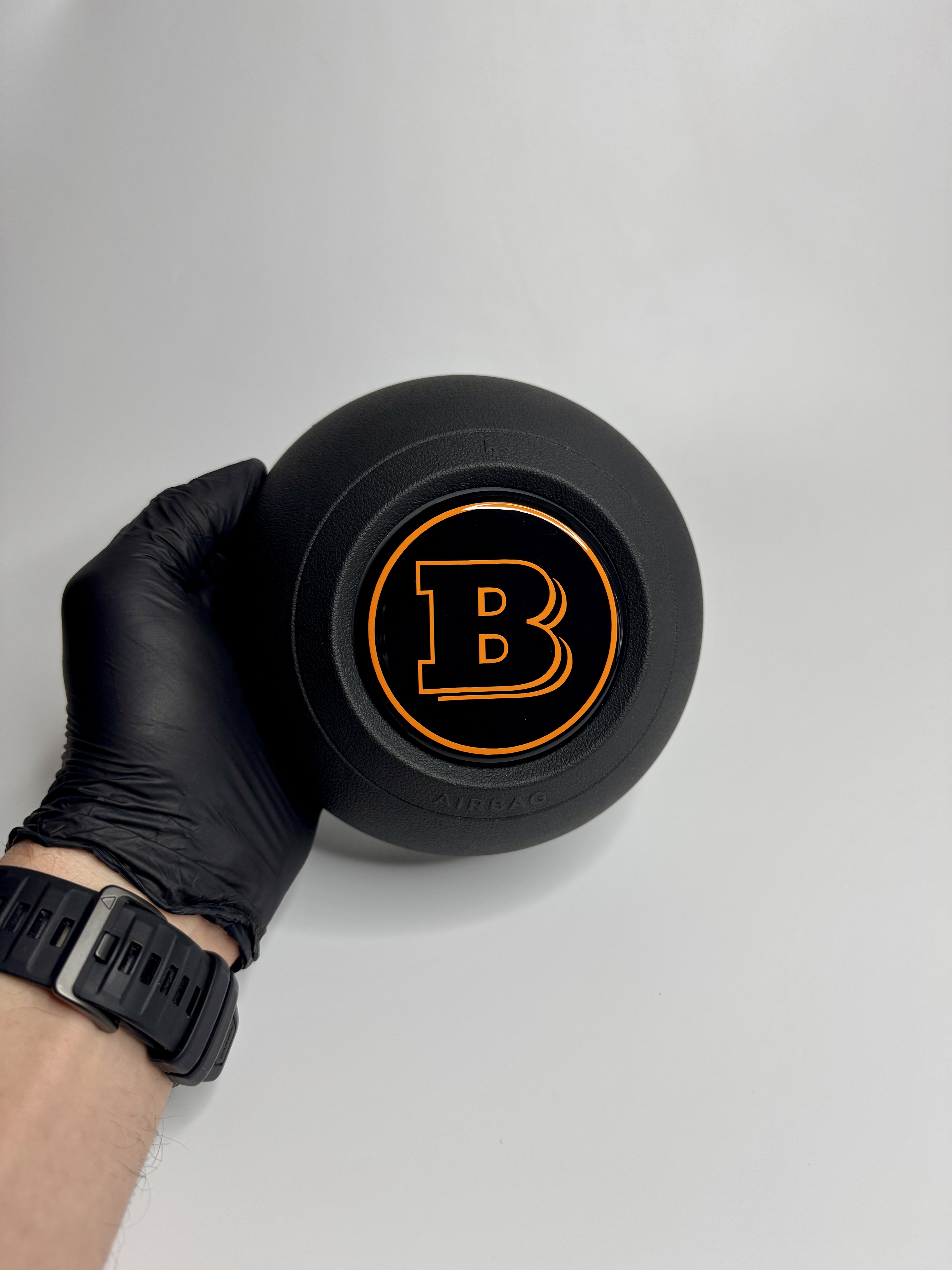 Emblemat Brabus Orange Black na poduszce powietrznej do Mercedesa G-Class 2024+