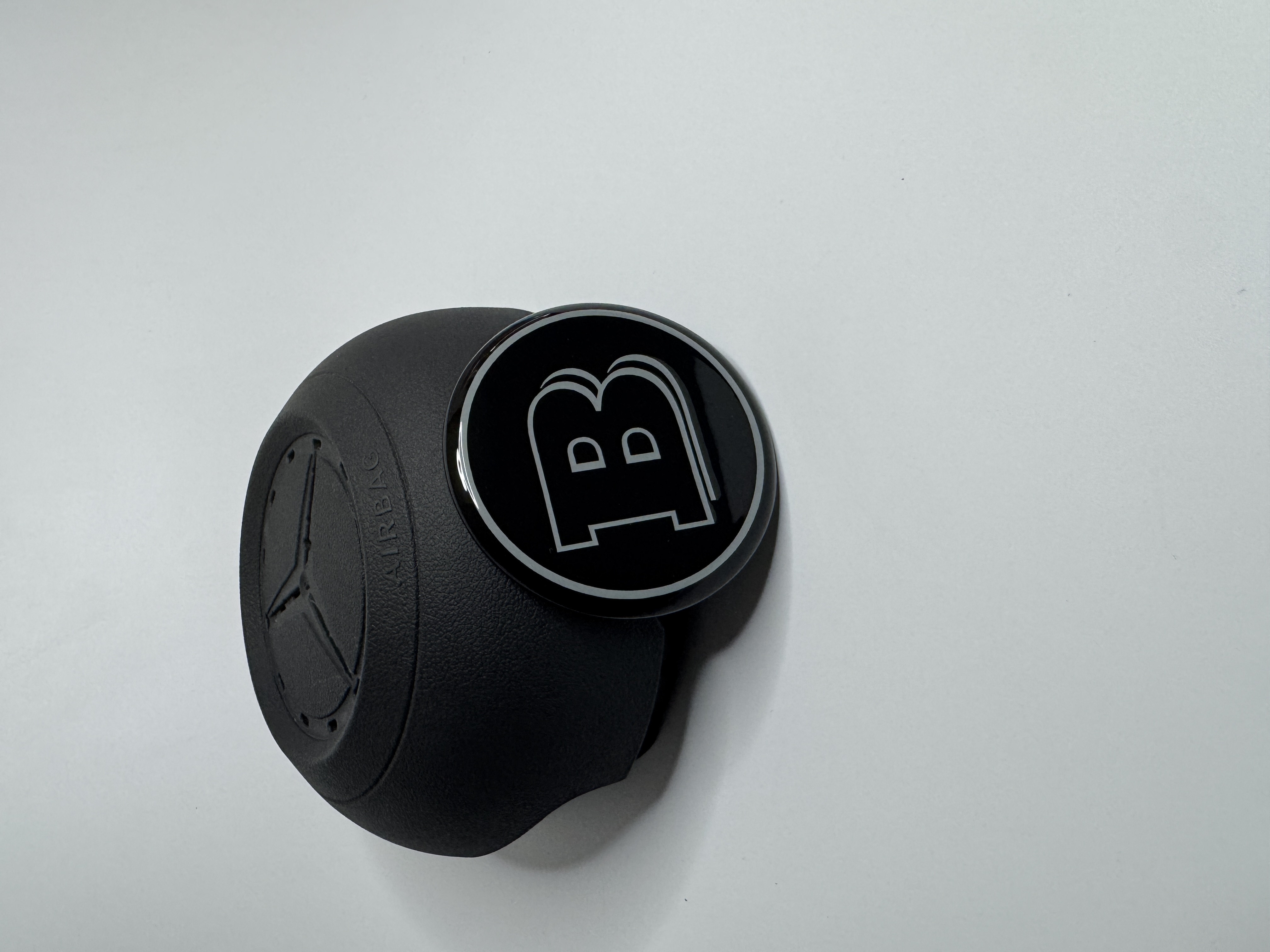 Emblemat Brabus Grey Black na poduszce powietrznej do Mercedesa G-Class 2024+