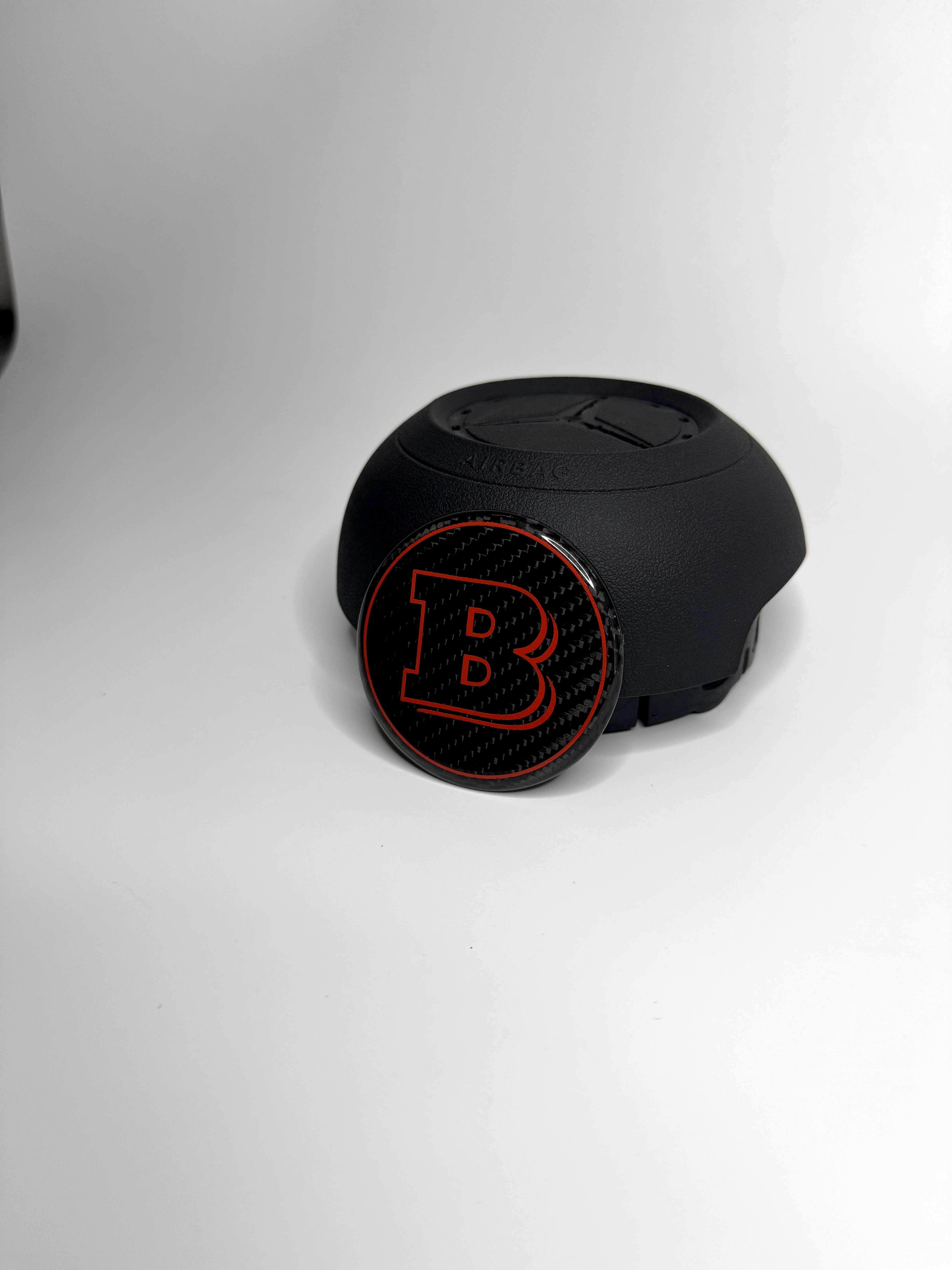 Emblemat Brabus Red na poduszce powietrznej do Mercedesa G-Class 2024+