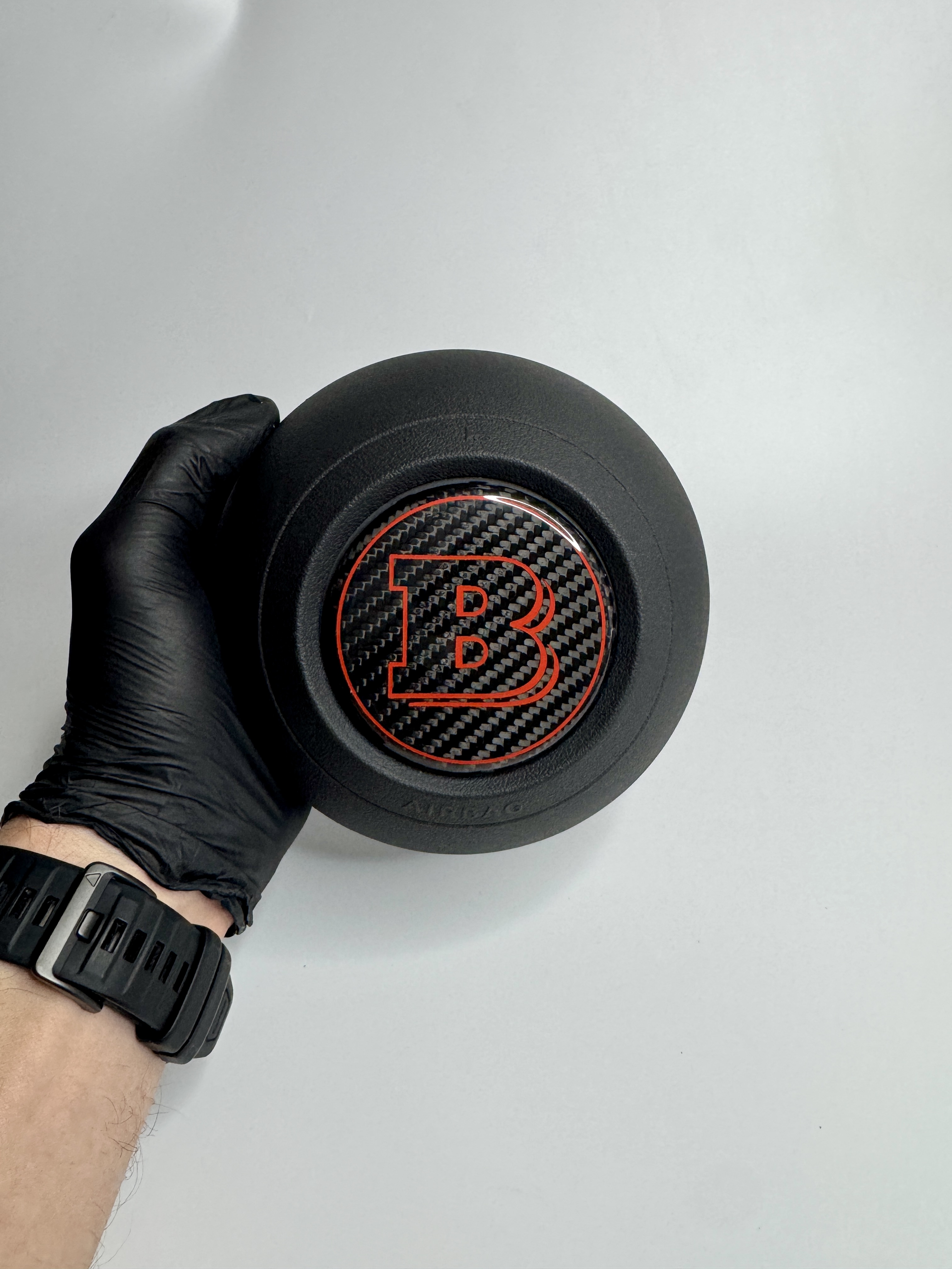 Emblemat Brabus Red na poduszce powietrznej do Mercedesa G-Class 2024+