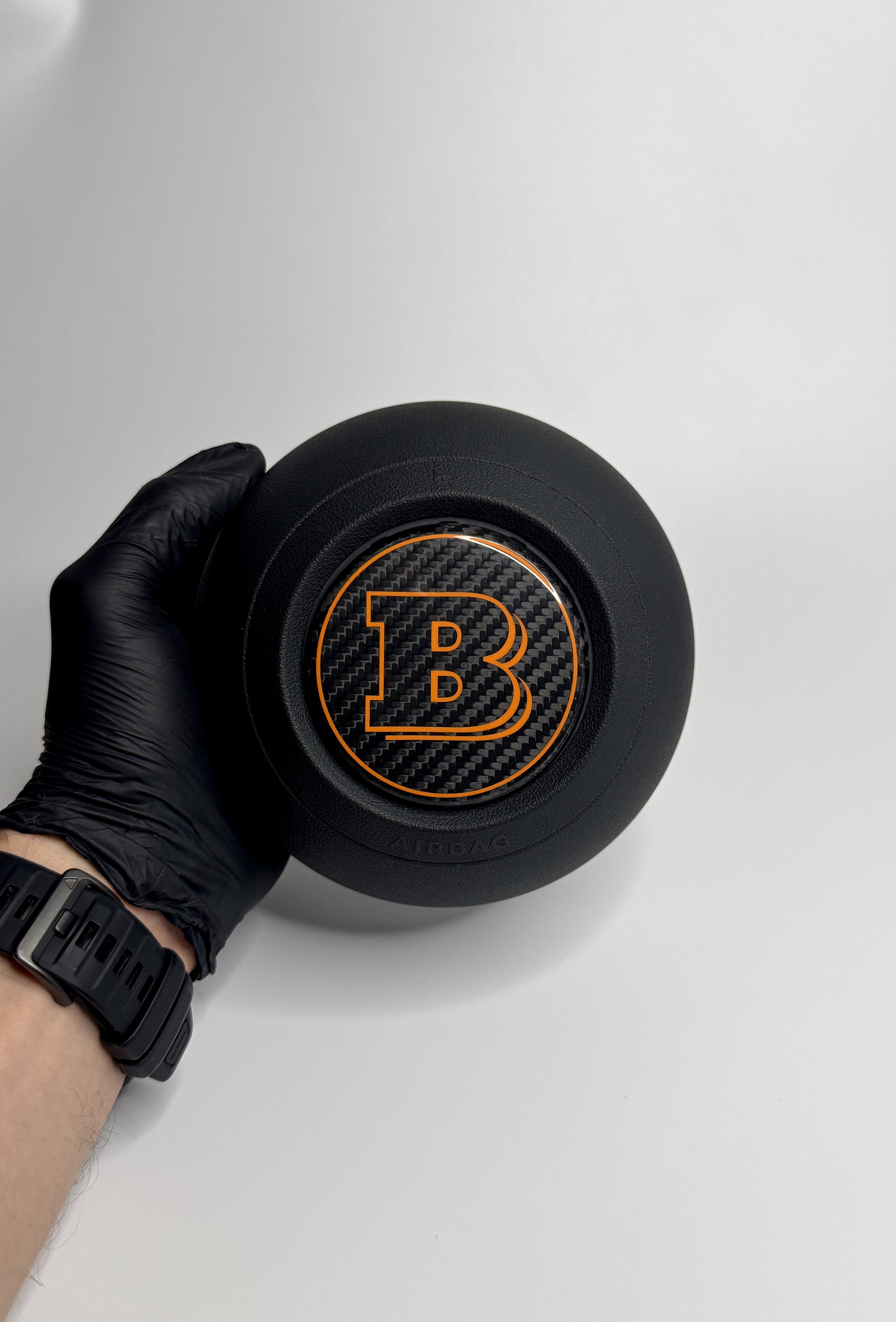 Emblemat Brabus Orange na poduszce powietrznej do Mercedesa G-Class 2024+