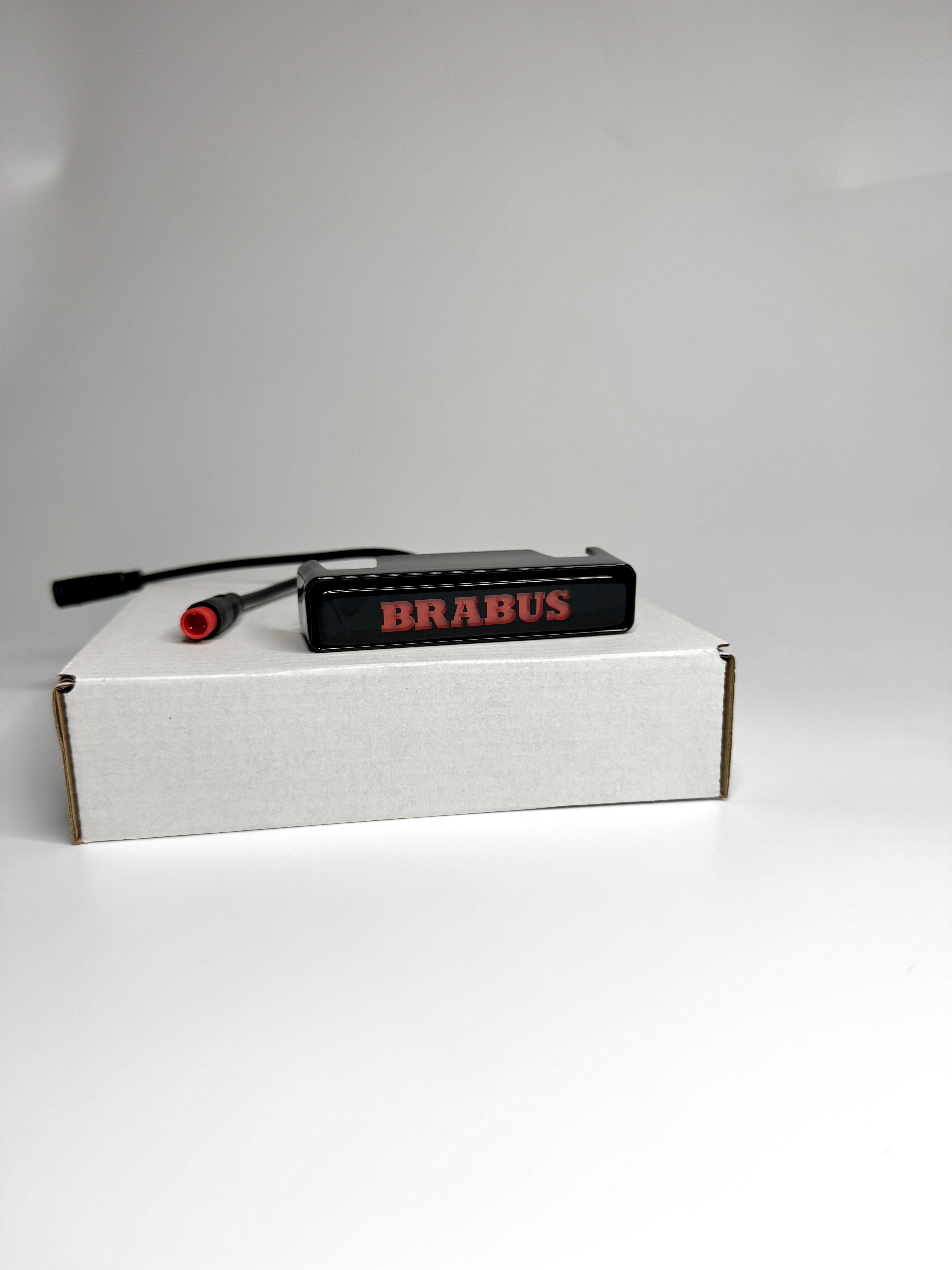 Emblemat led do grilla Mercedes-Benz W463A W464 2018-2024 G-klasa styl Brabus red