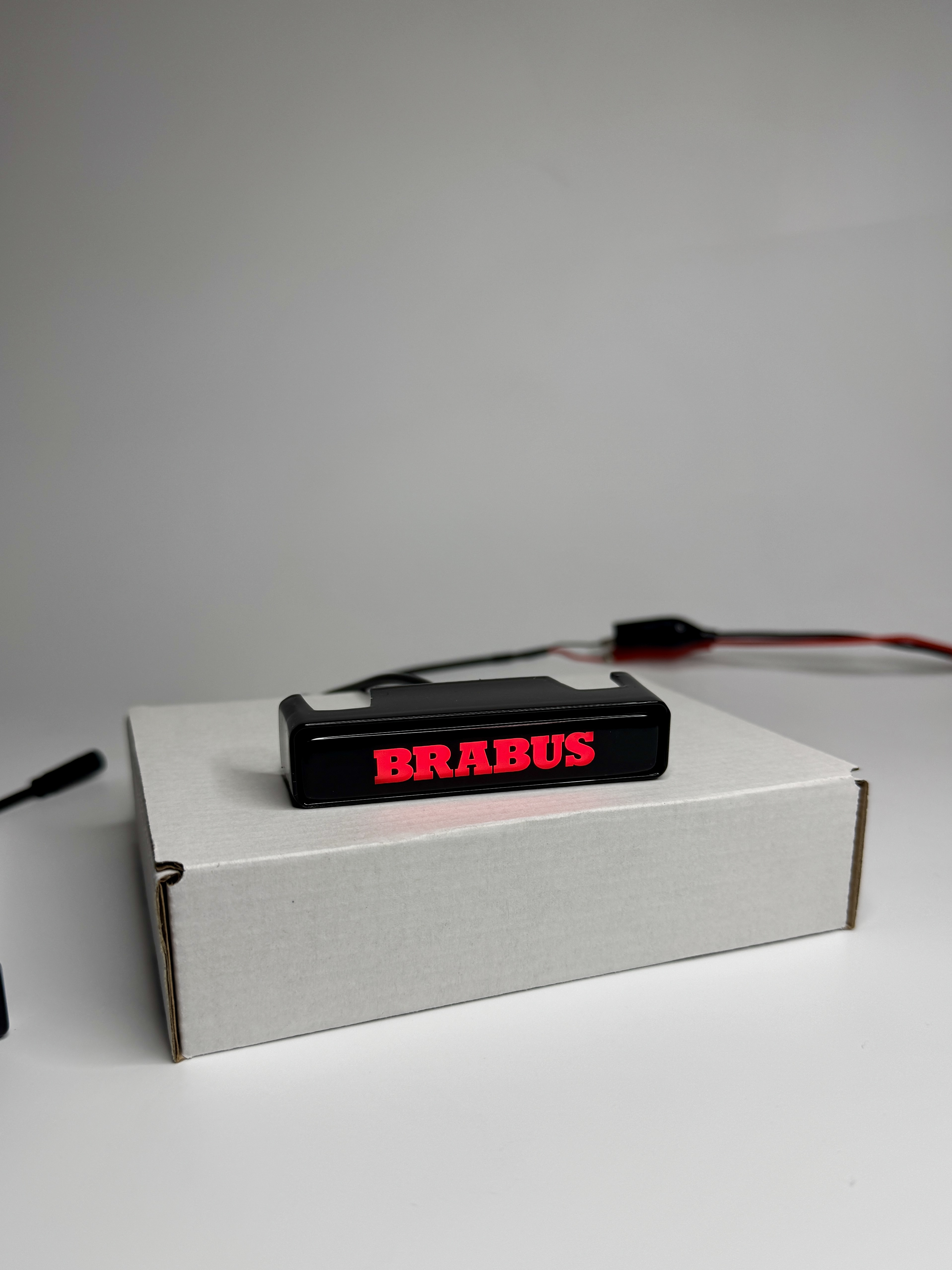 Emblemat led do grilla Mercedes-Benz W463A W464 2018-2024 G-klasa styl Brabus red