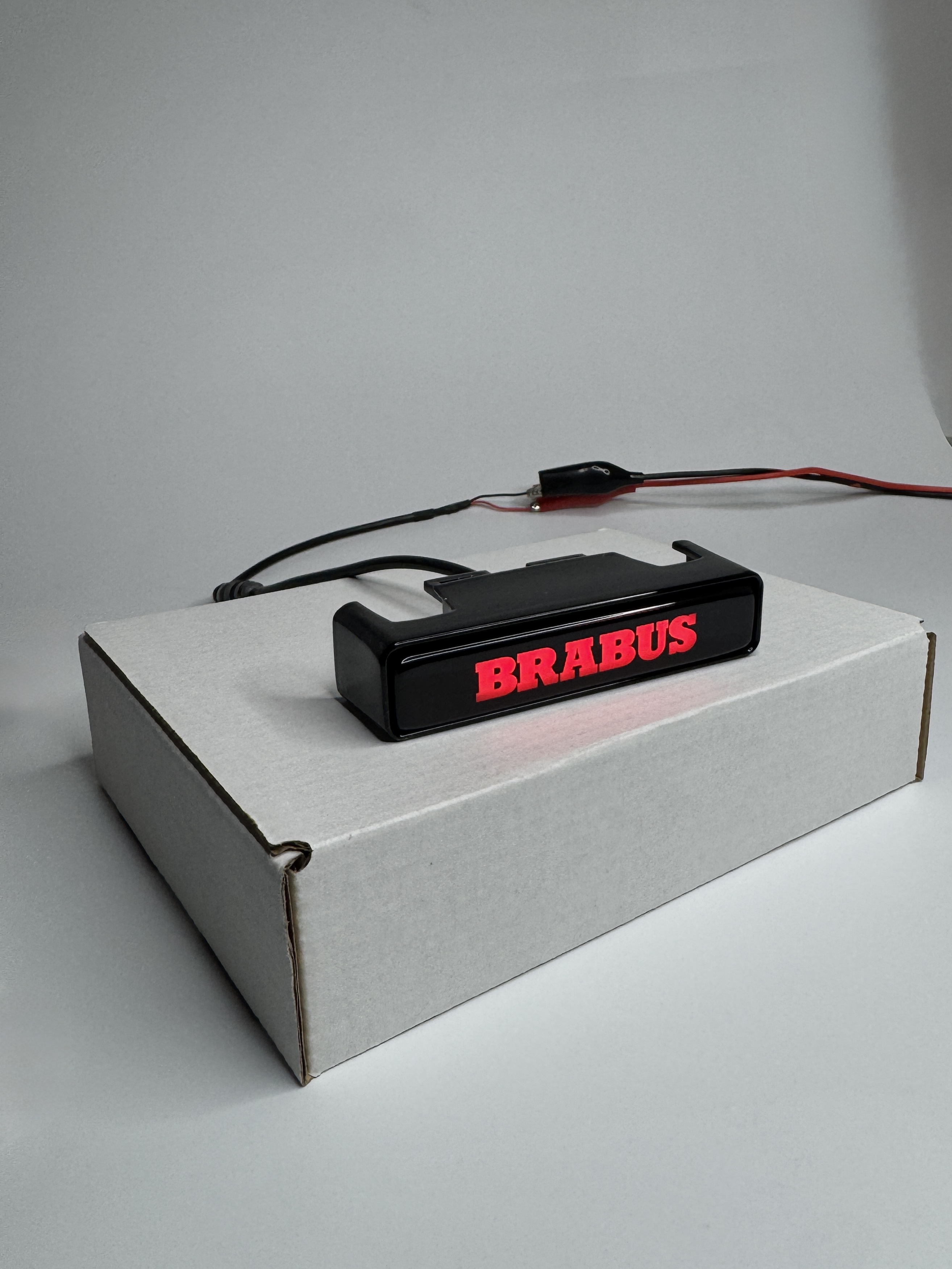 Emblemat led do grilla Mercedes-Benz W463A W464 2018-2024 G-klasa styl Brabus red