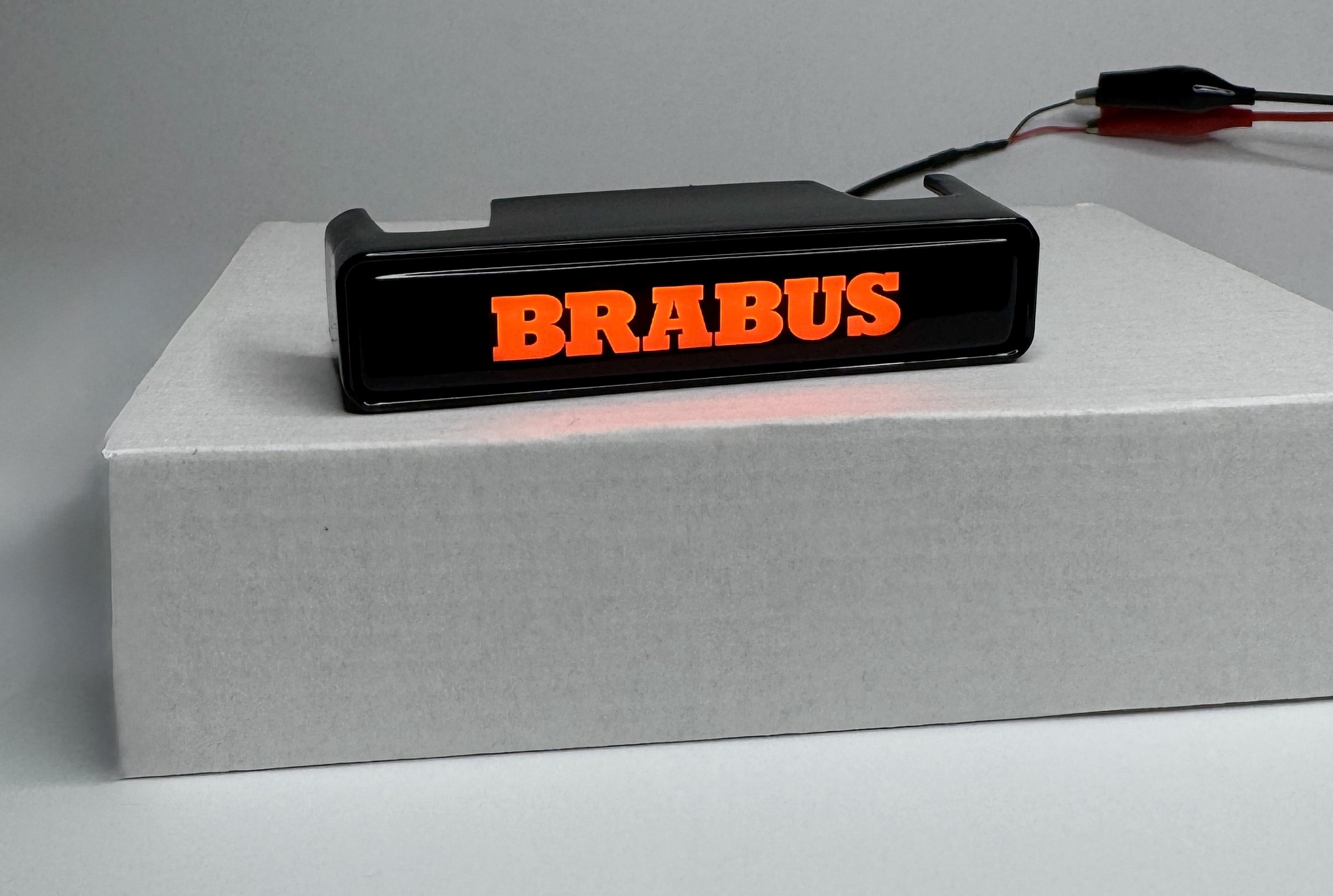 Emblemat led do grilla Mercedes-Benz W463A W464 2018-2024 G-klasa styl Brabus Orange