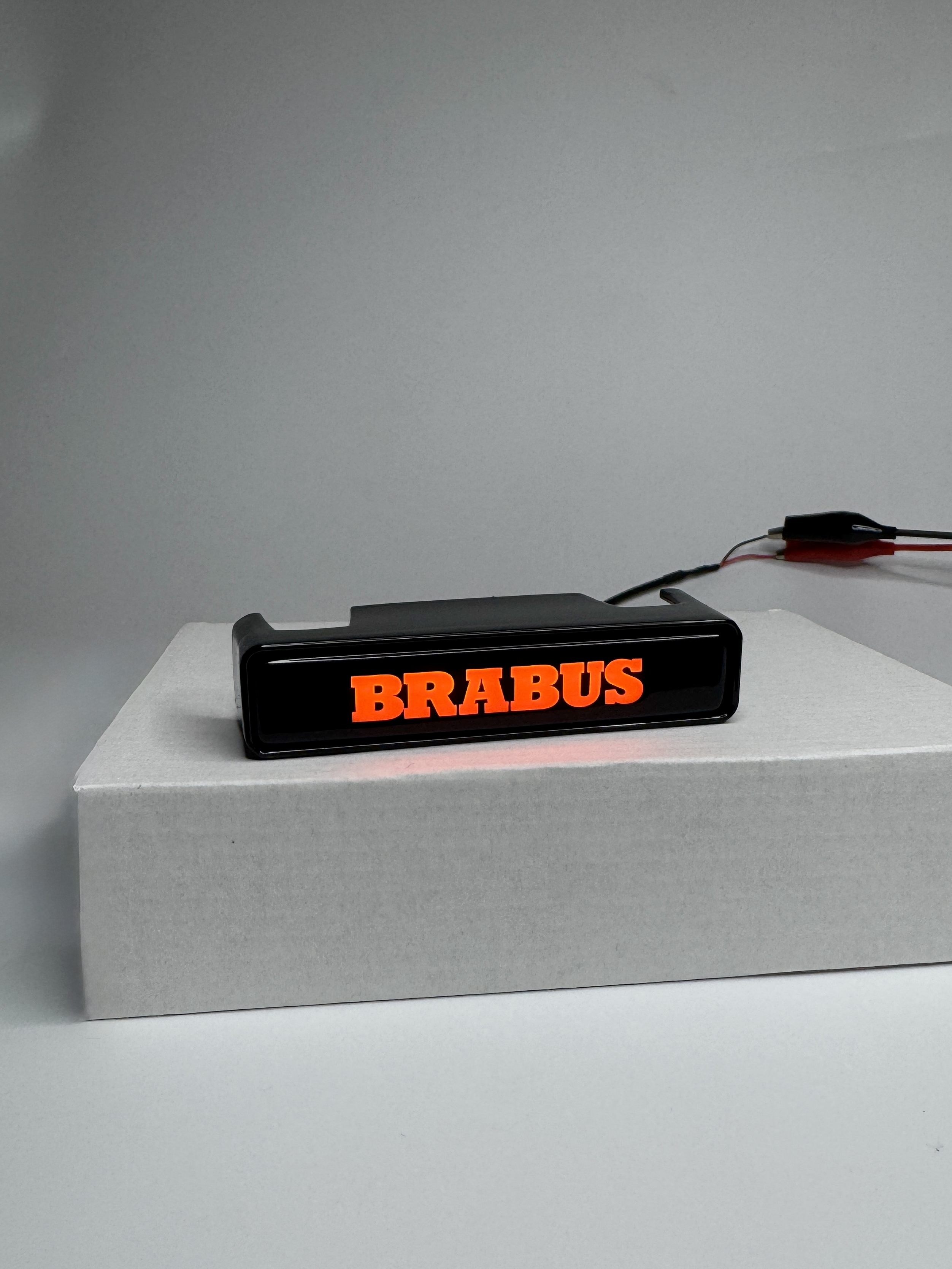 Emblemat led do grilla Mercedes-Benz W463A W464 2018-2024 G-klasa styl Brabus Orange