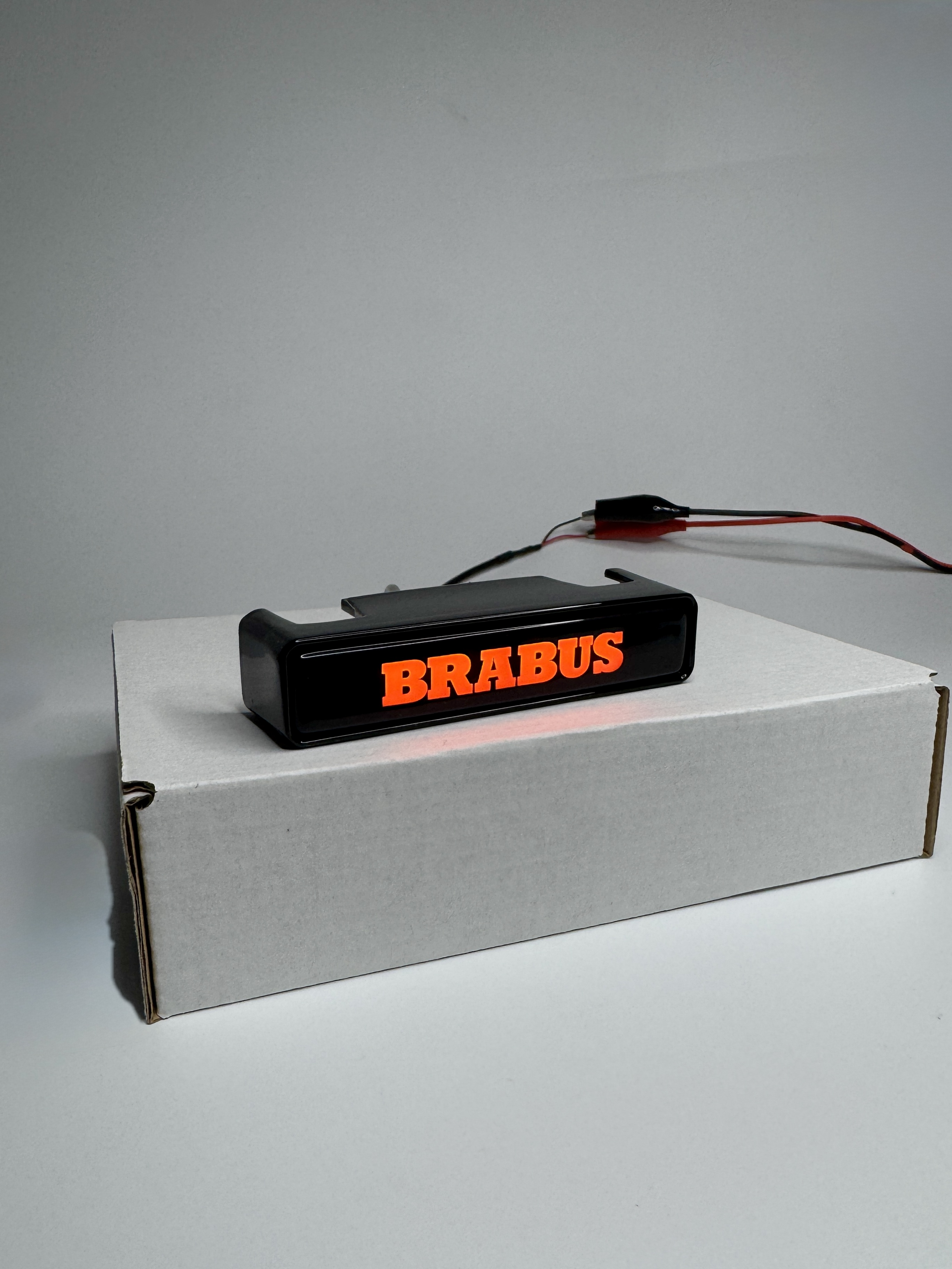 Emblemat led do grilla Mercedes-Benz W463A W464 2018-2024 G-klasa styl Brabus Orange