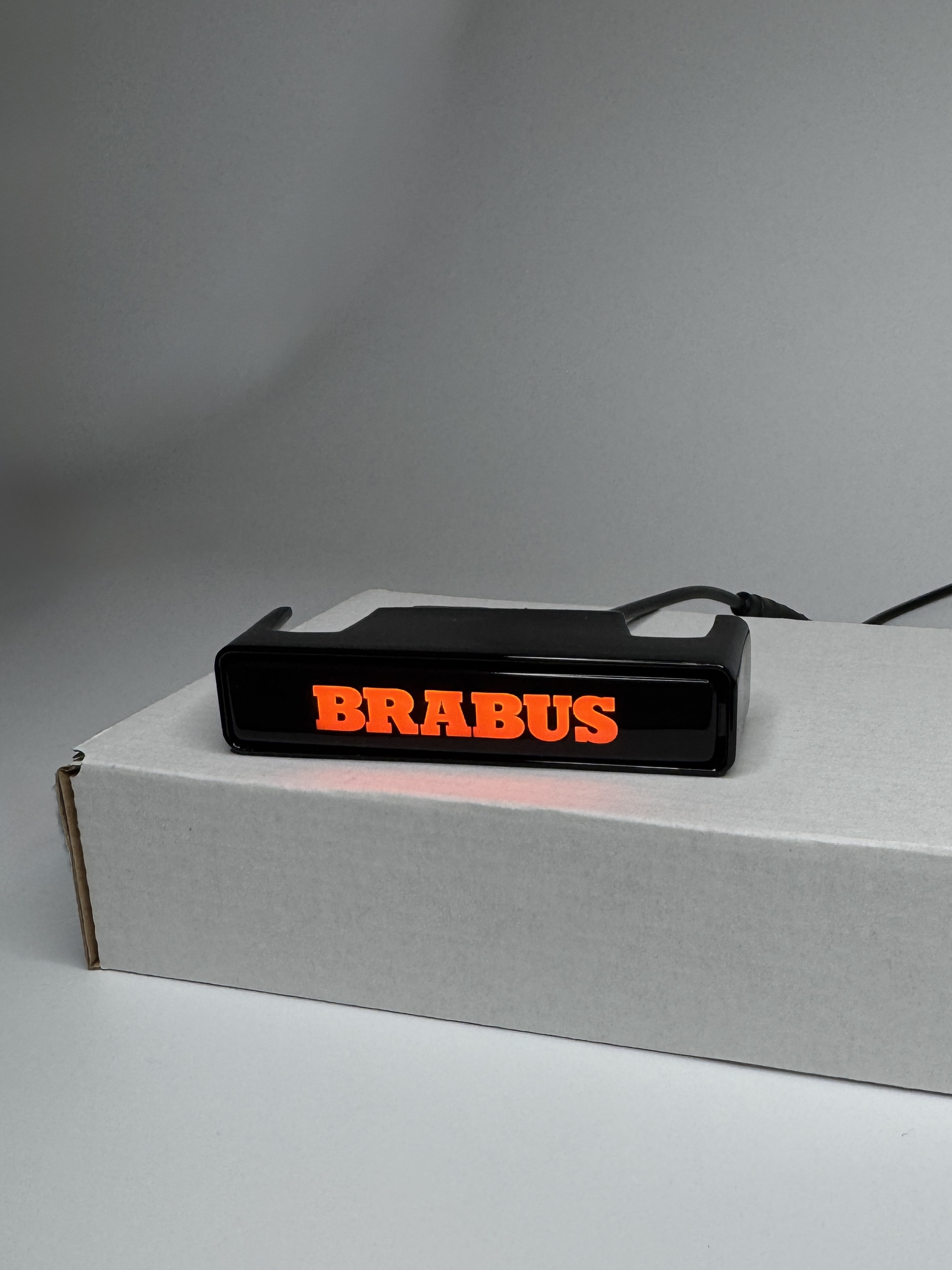 Emblemat led do grilla Mercedes-Benz W463A W464 2018-2024 G-klasa styl Brabus Orange