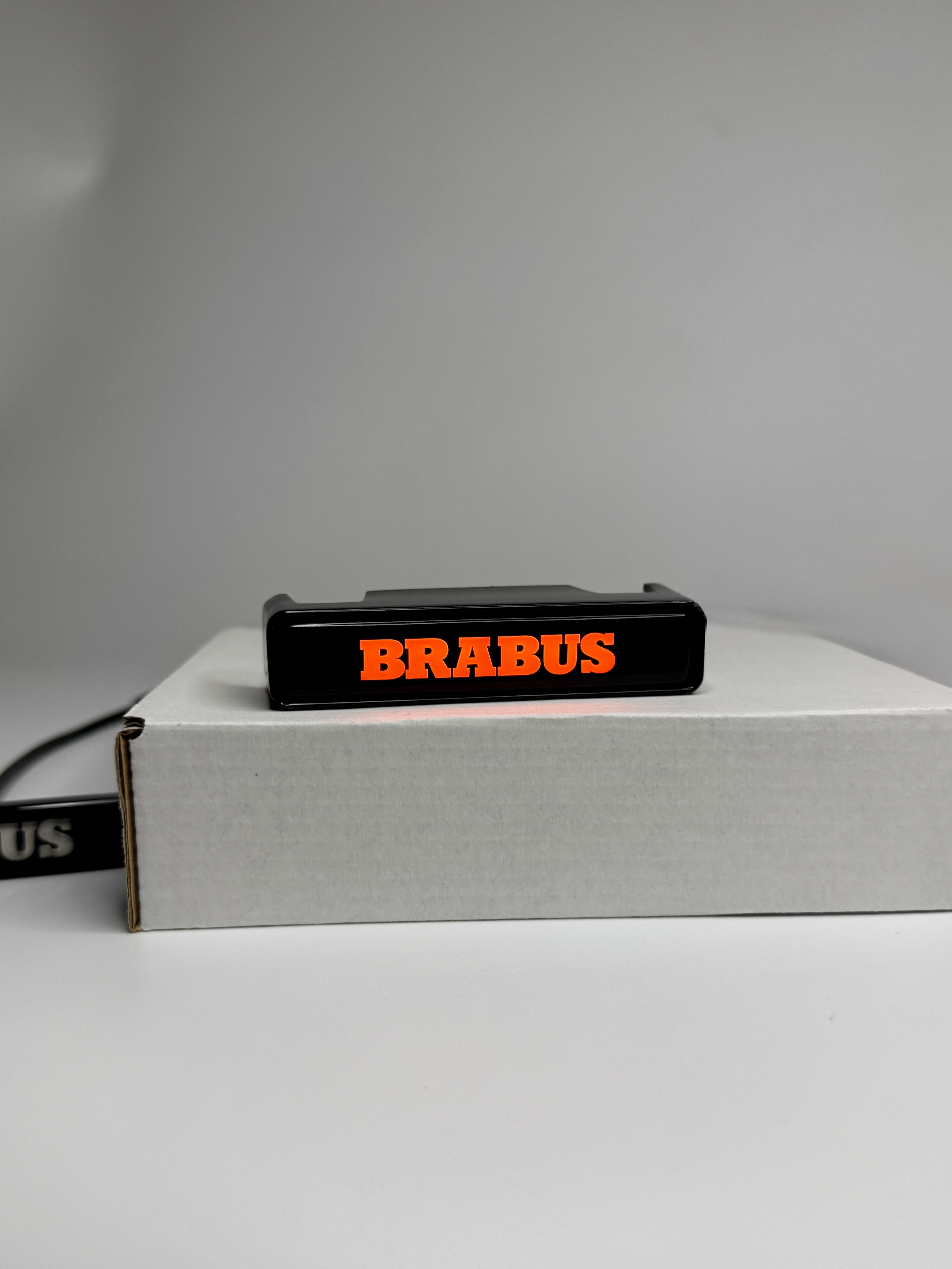 Emblemat led do grilla Mercedes-Benz W463A W464 2018-2024 G-klasa styl Brabus Orange