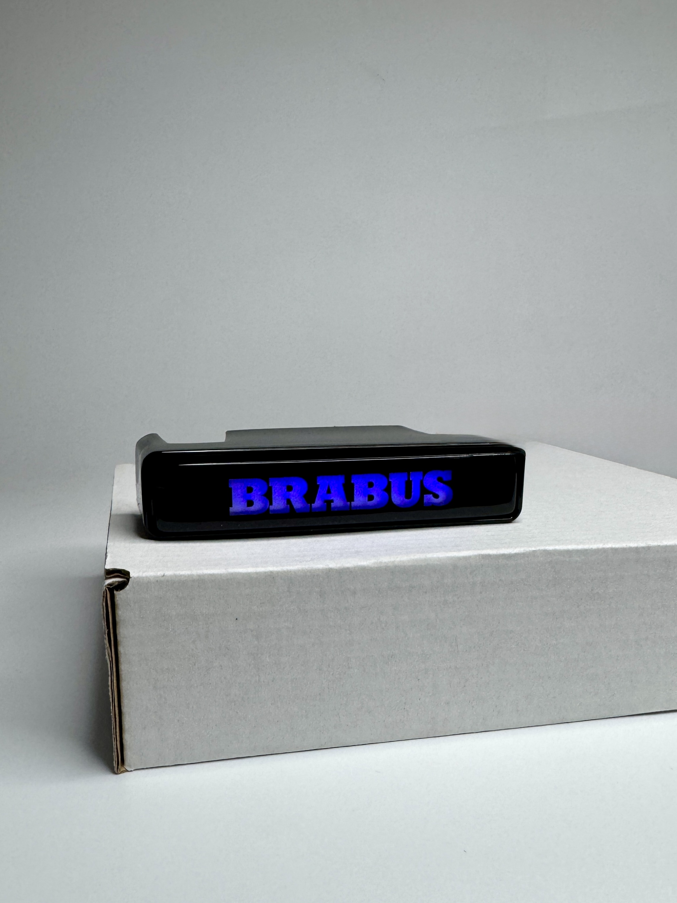 Emblemat led do grilla Mercedes-Benz W463A W464 2018-2024 G-klasa styl Brabus