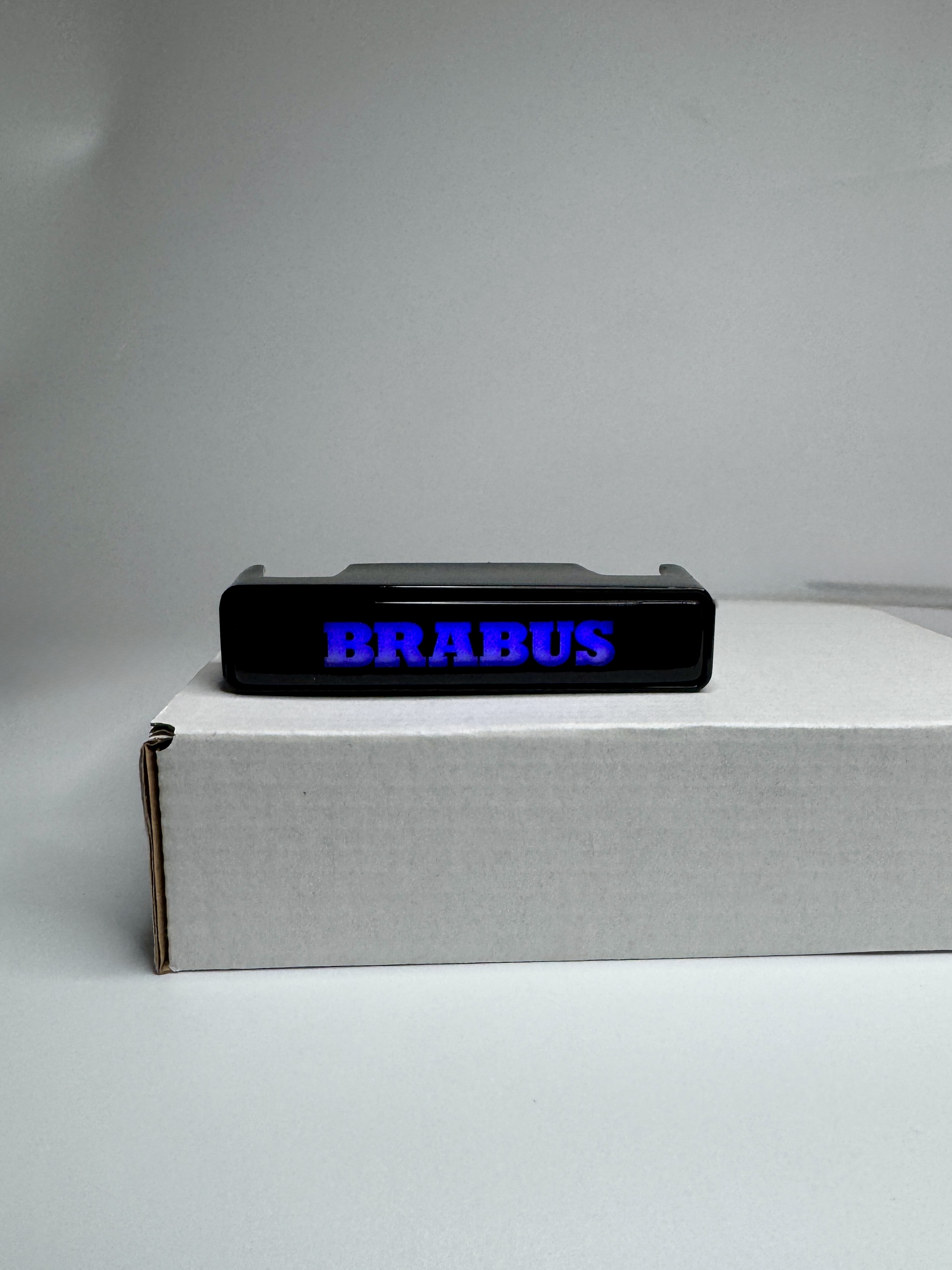 Emblemat led do grilla Mercedes-Benz W463A W464 2018-2024 G-klasa styl Brabus