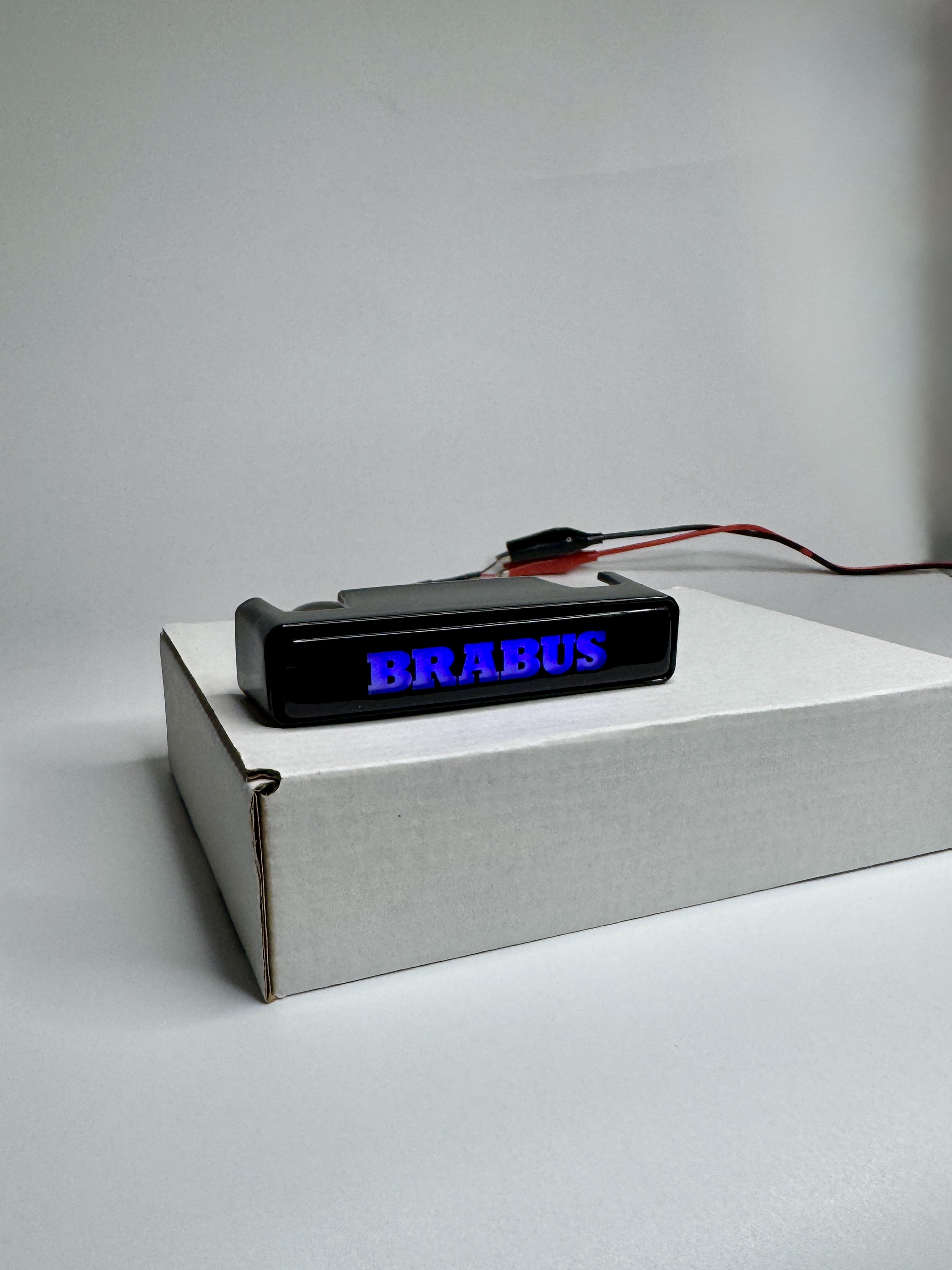 Emblemat led do grilla Mercedes-Benz W463A W464 2018-2024 G-klasa styl Brabus