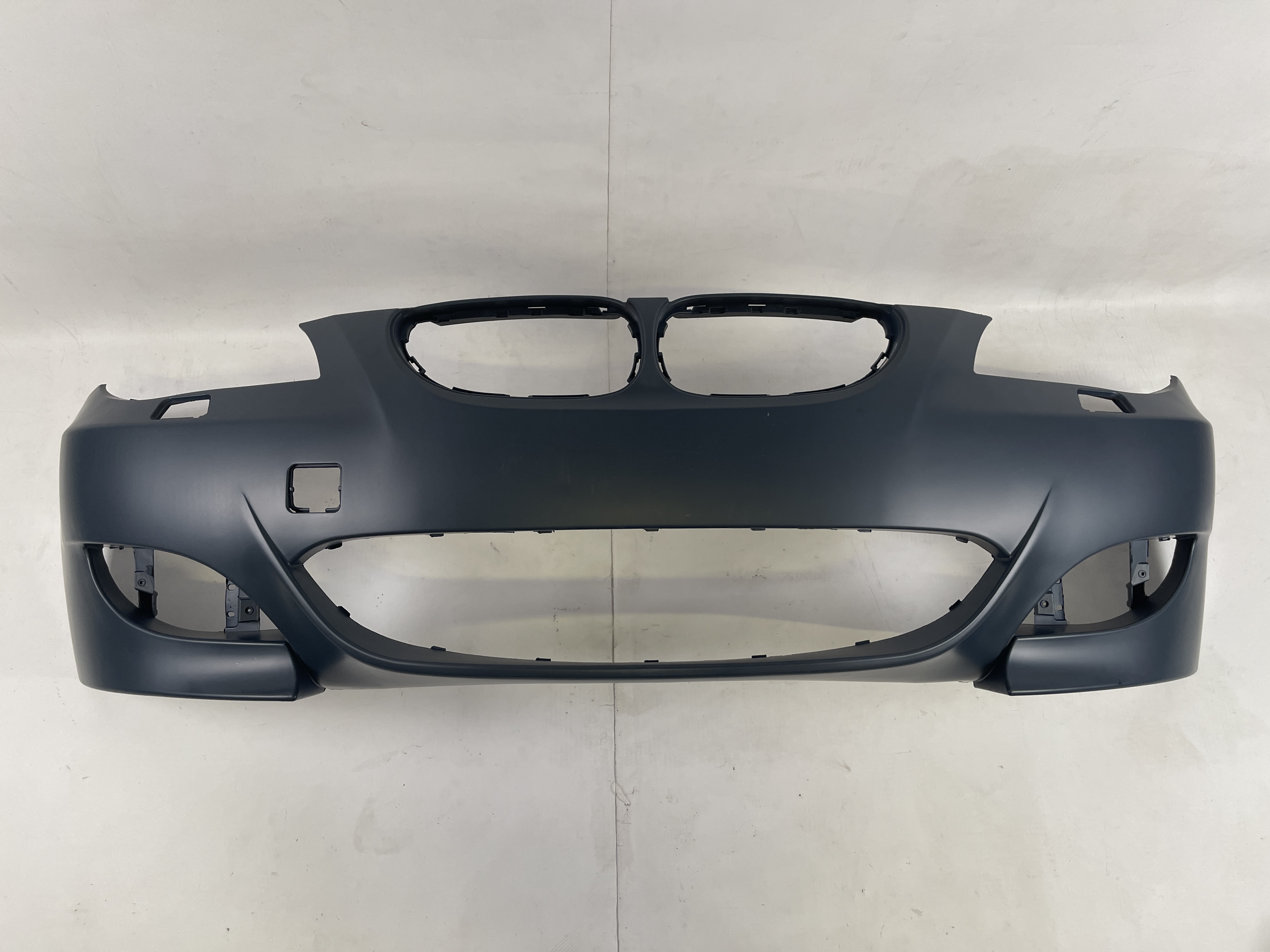 Przedni zderzak BMW 5 E60 2006-2010 pod halogeny
