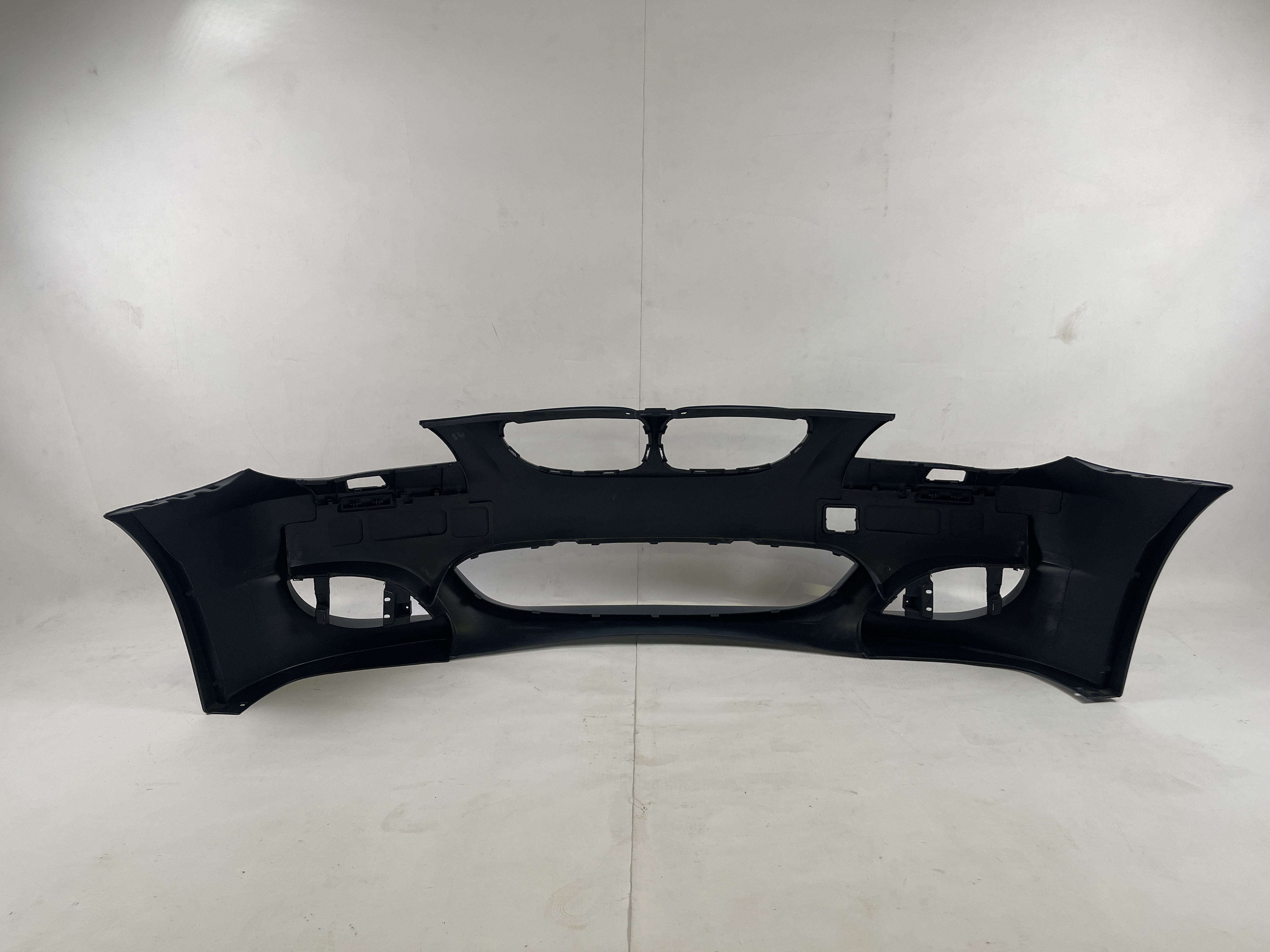 Przedni zderzak BMW 5 E60 2006-2010 pod halogeny