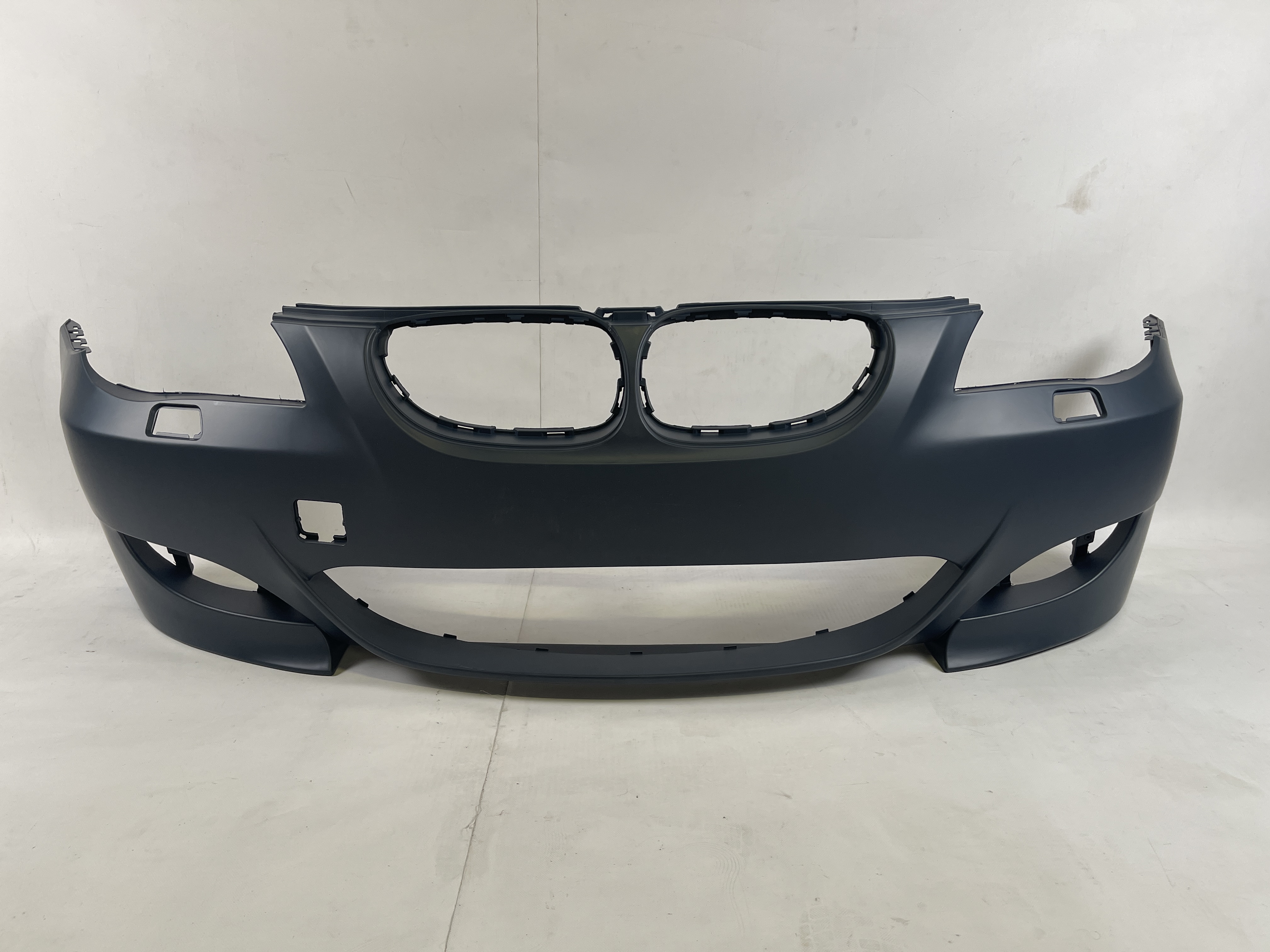 Przedni zderzak BMW 5 E60 2006-2010