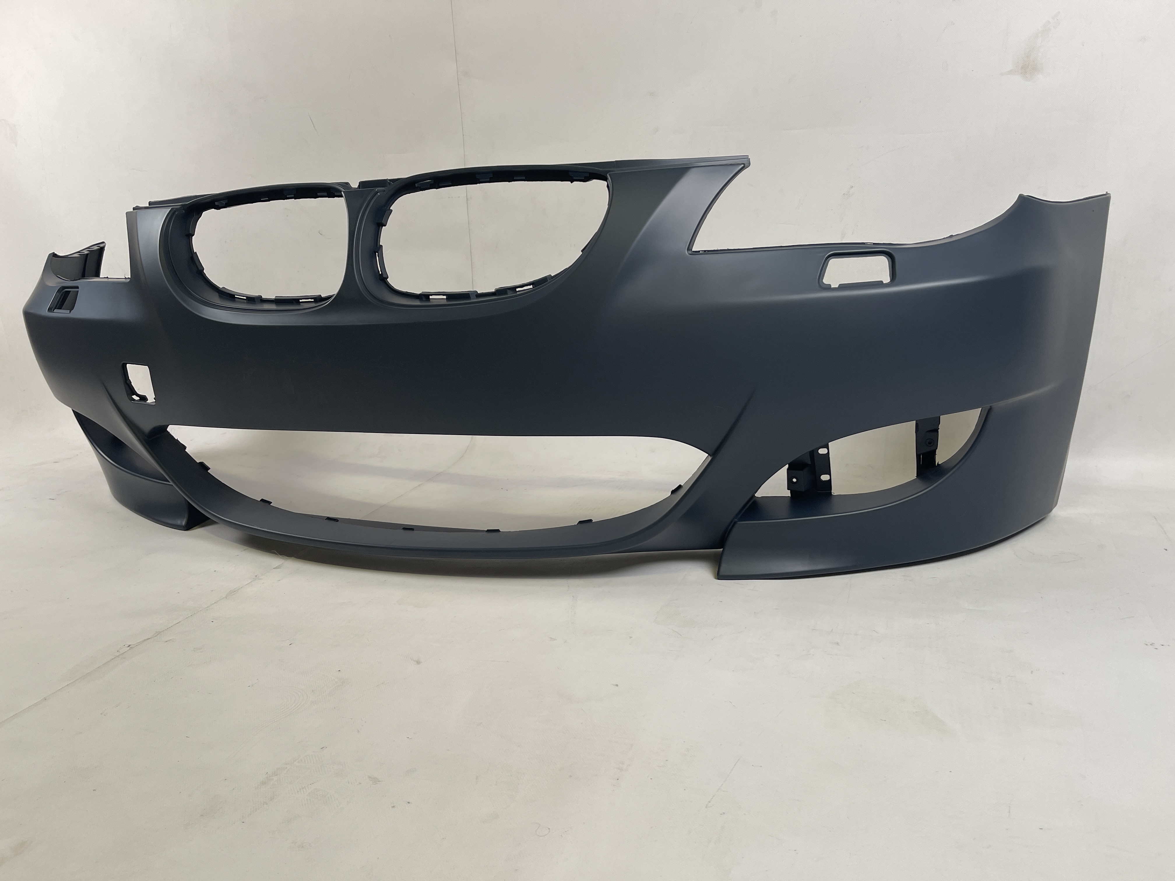 Przedni zderzak BMW 5 E60 2006-2010