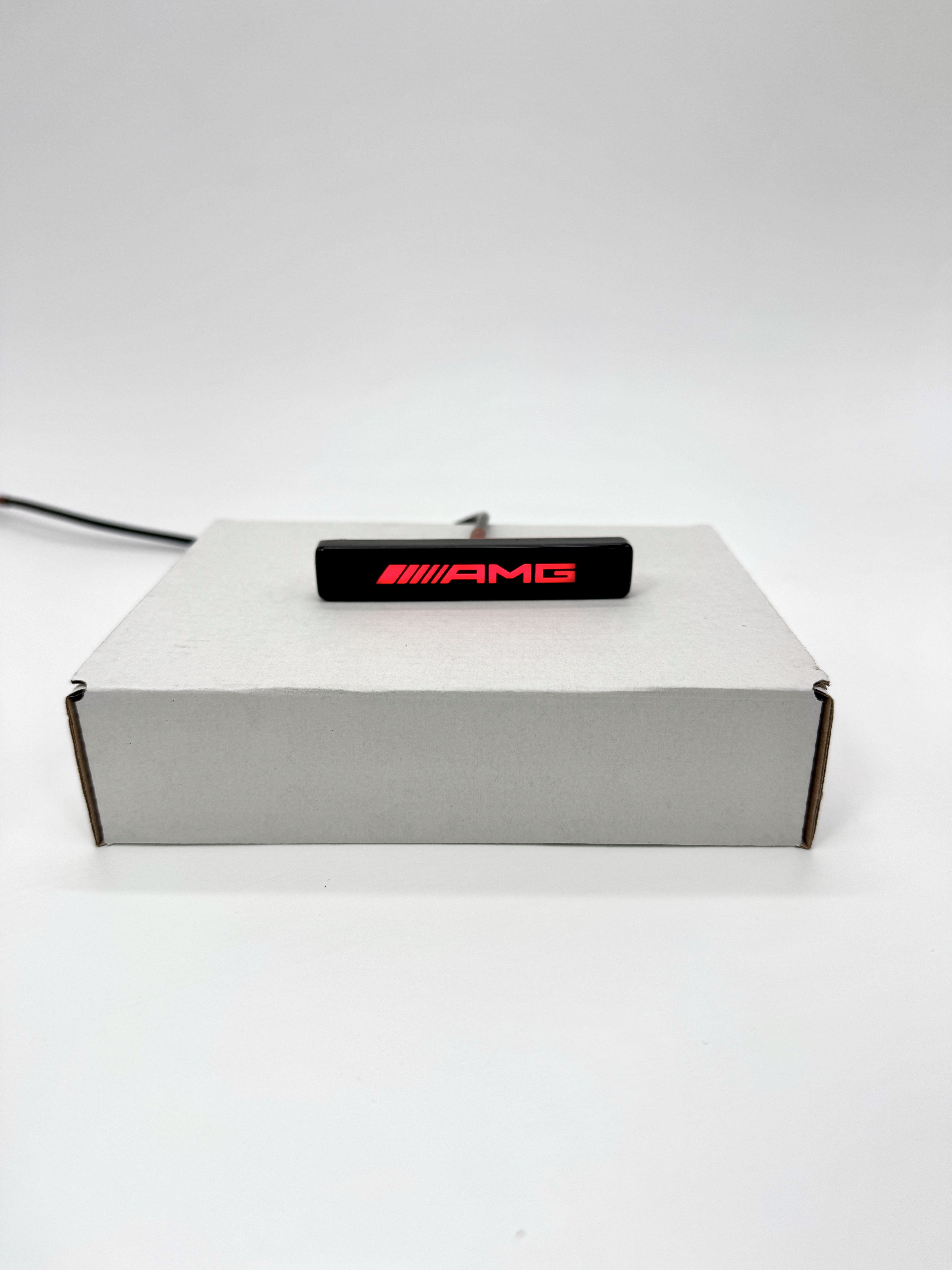 Emblemat led do grilla Mercedes-Benz W465 G-klasa styl AMG red