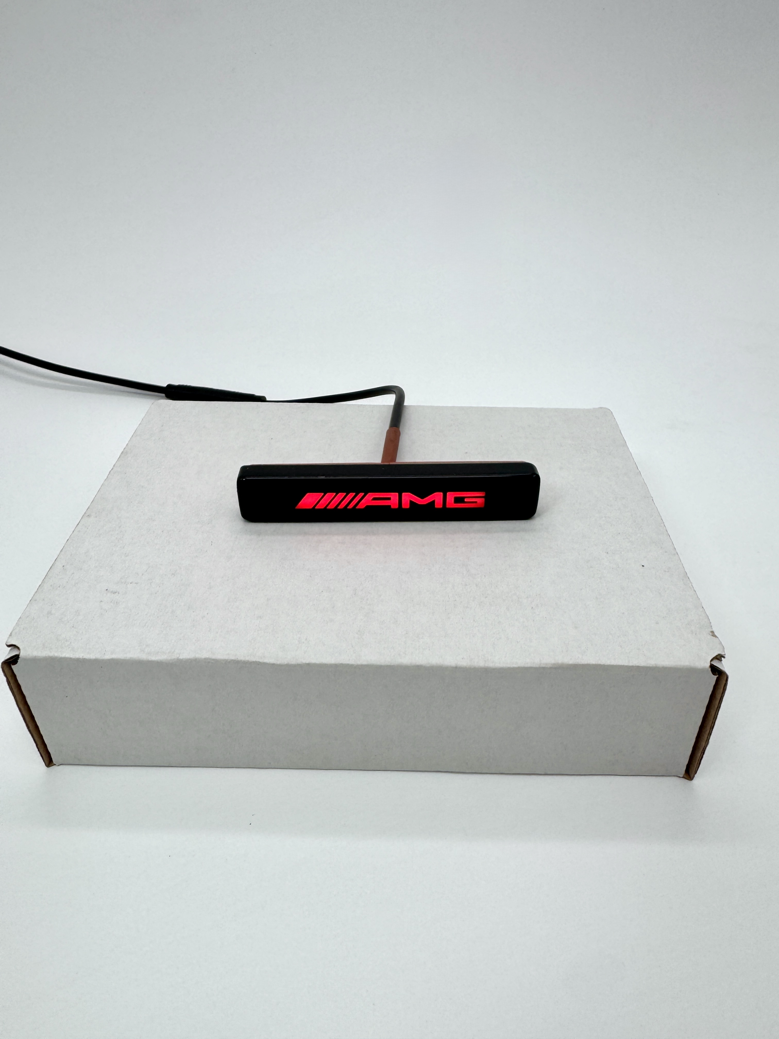 Emblemat led do grilla Mercedes-Benz W463A W464 2018-2024 G-klasa styl AMG red