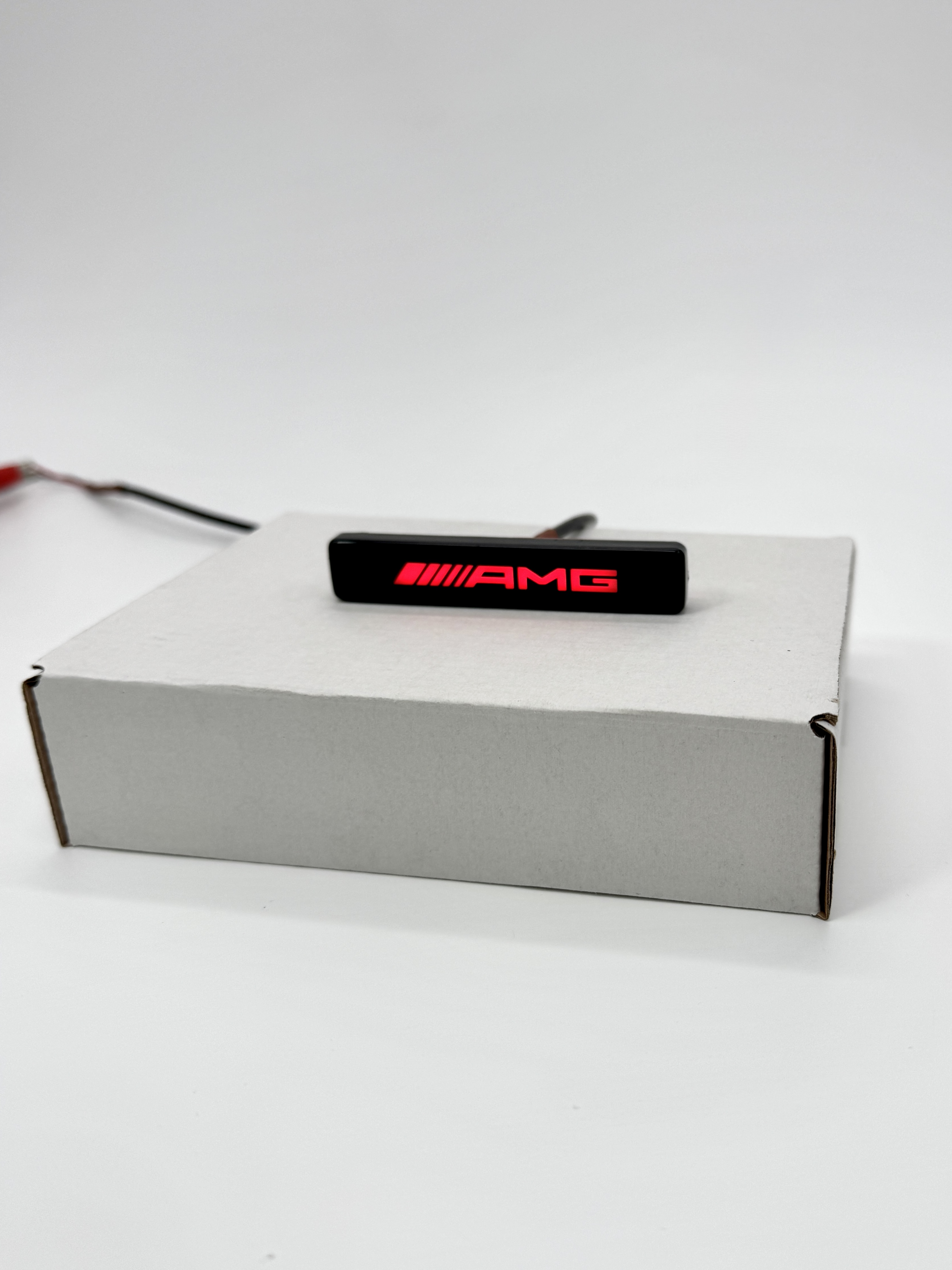 Emblemat led do grilla Mercedes-Benz W465 G-klasa styl AMG red