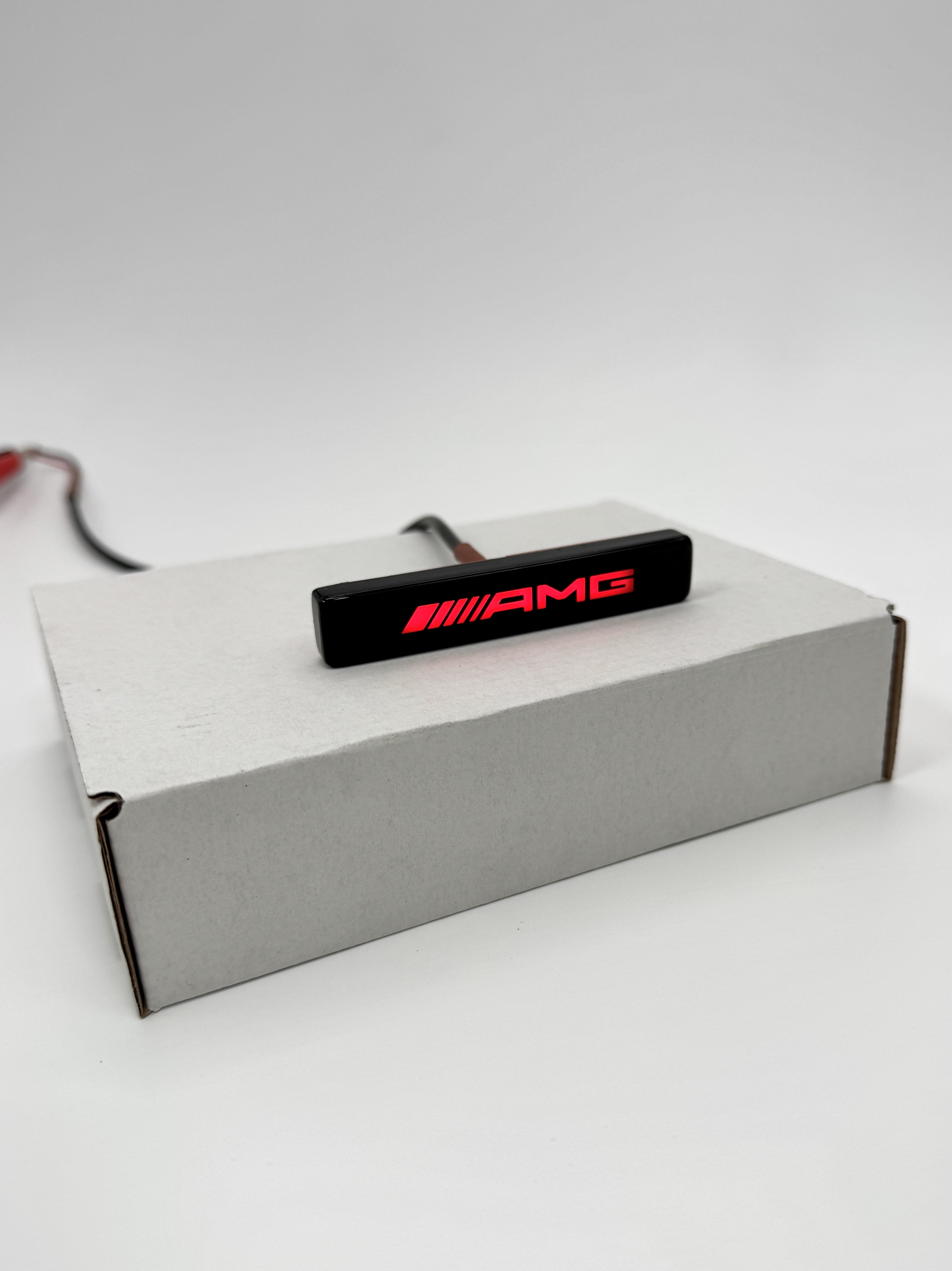 Emblemat led do grilla Mercedes-Benz W465 G-klasa styl AMG red