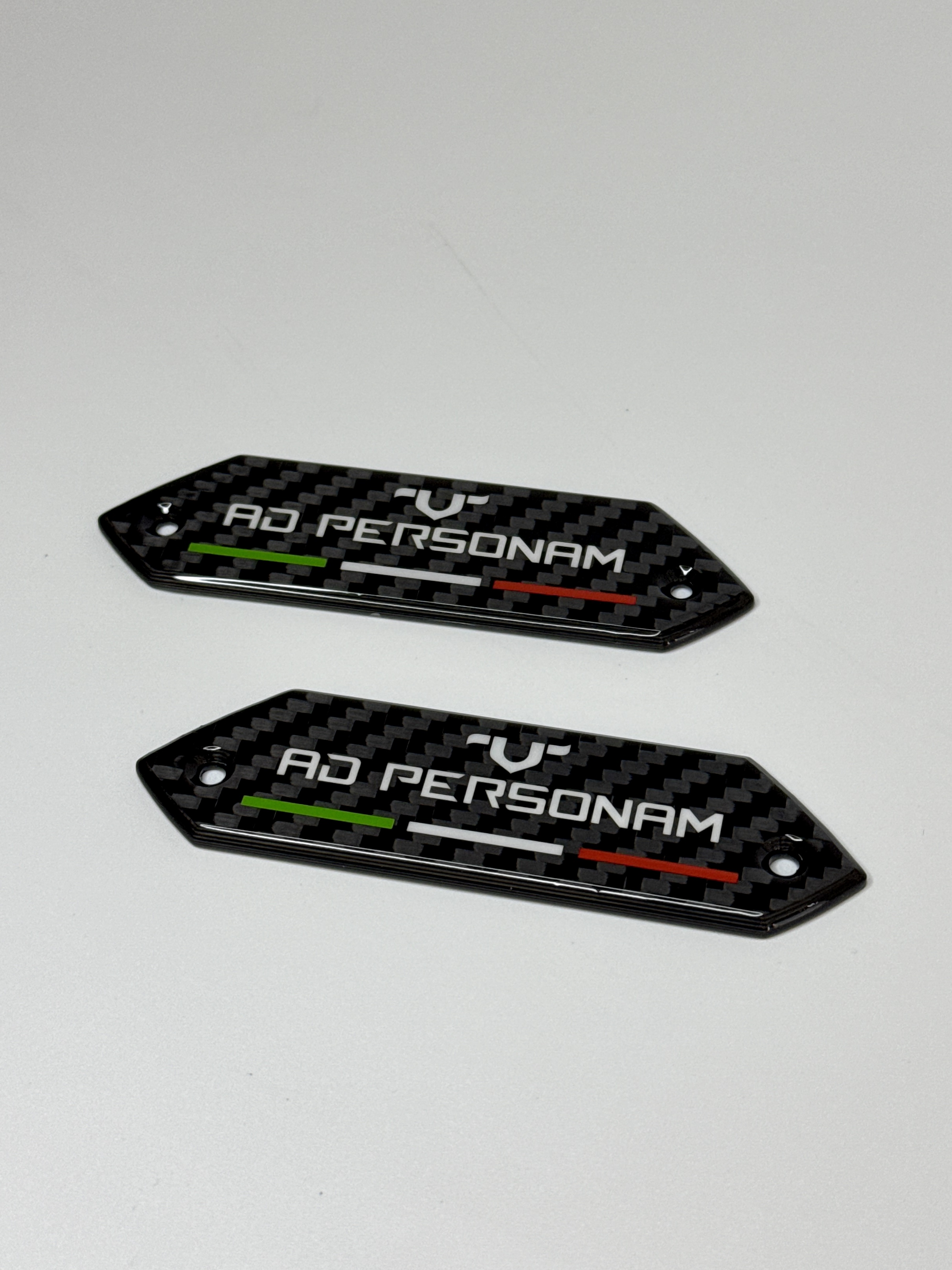 Emblematy Lamborghini Aventador AD PERSONAM na karcie drzwi Carbon Fiber