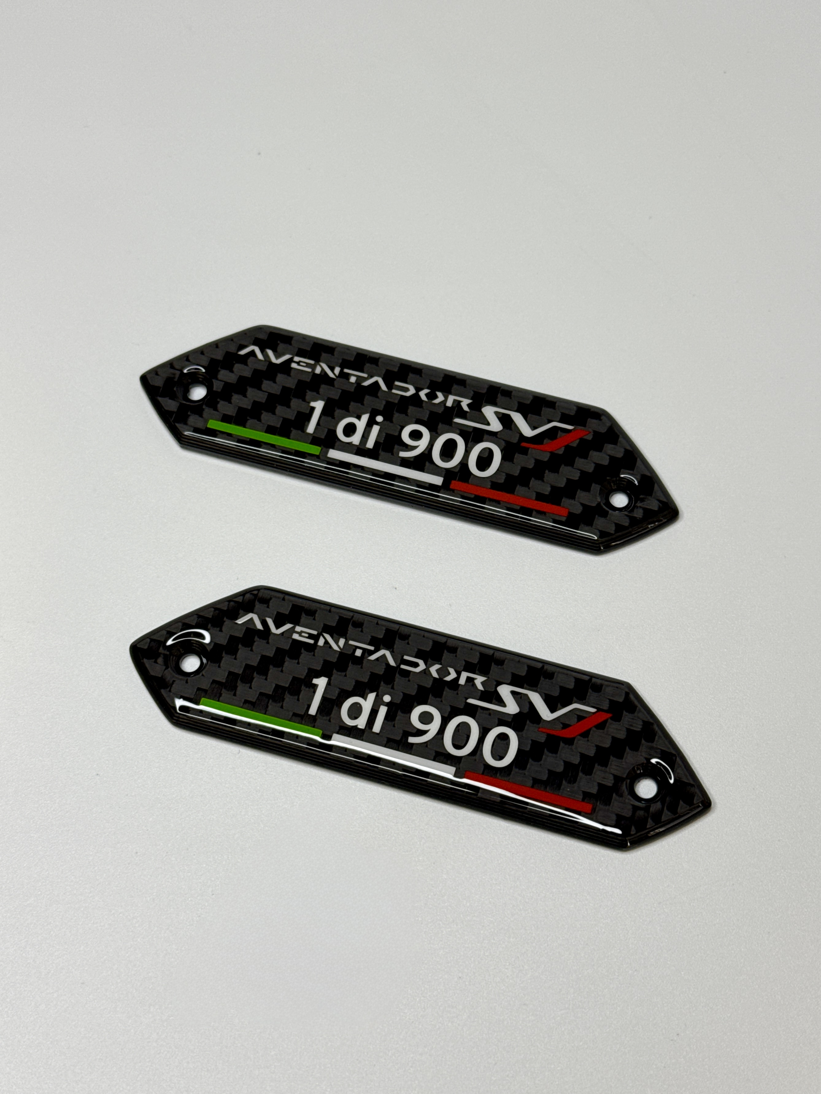 Emblematy Lamborghini Aventador SV 1 di 900 na karcie drzwi Carbon Fiber