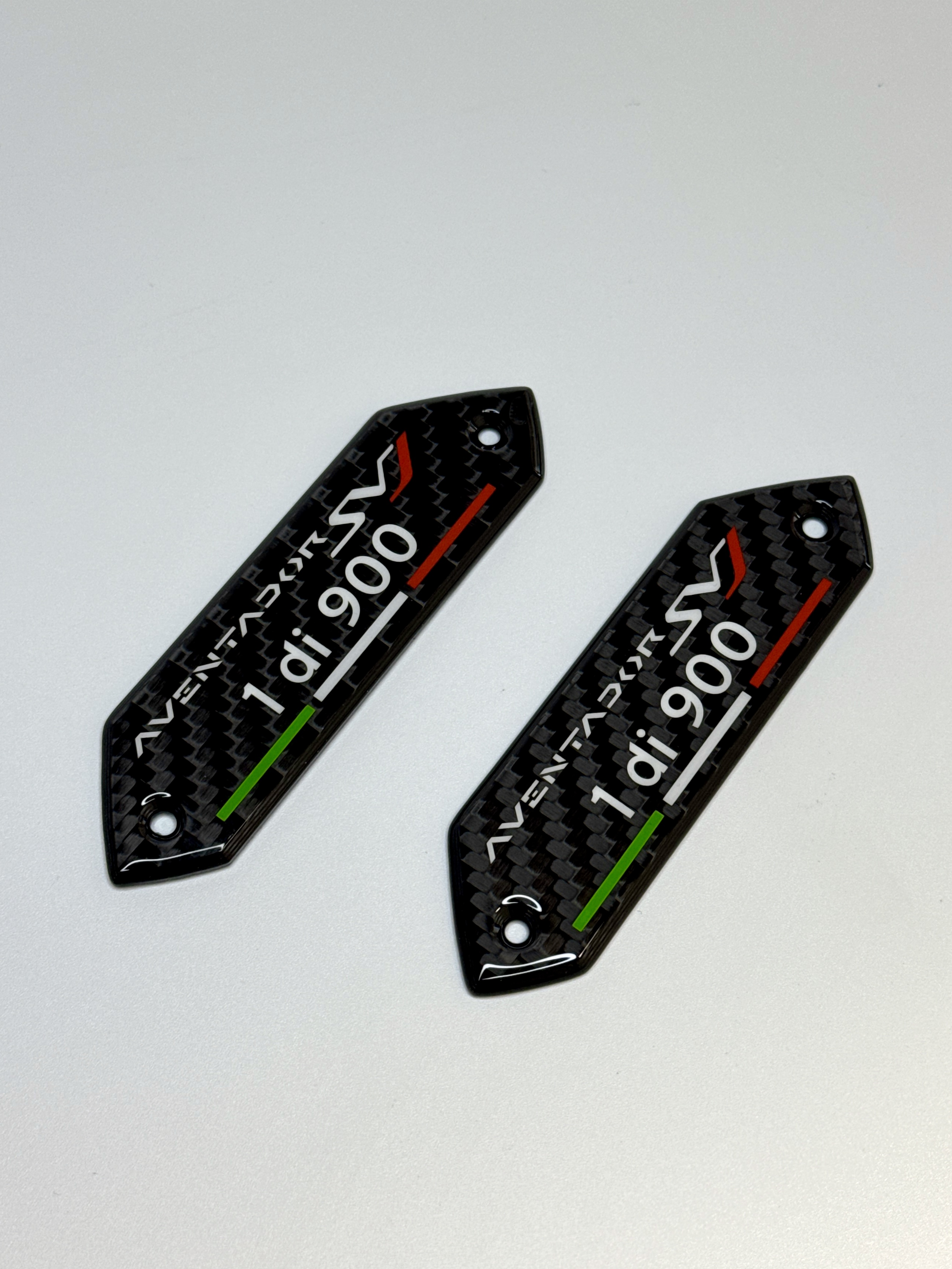 Emblematy Lamborghini Aventador SV 1 di 900 na karcie drzwi Carbon Fiber
