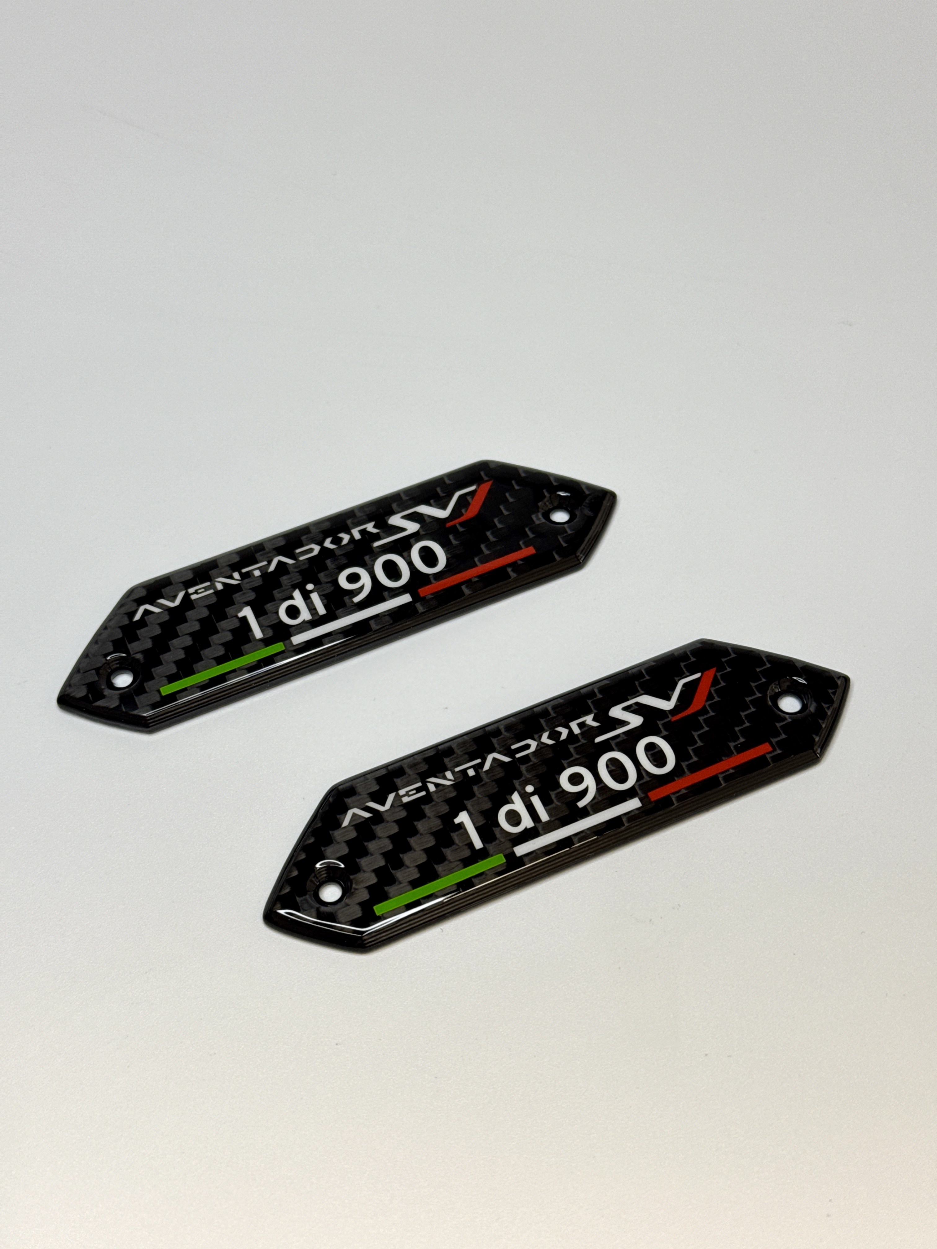 Emblematy Lamborghini Aventador SV 1 di 900 na karcie drzwi Carbon Fiber