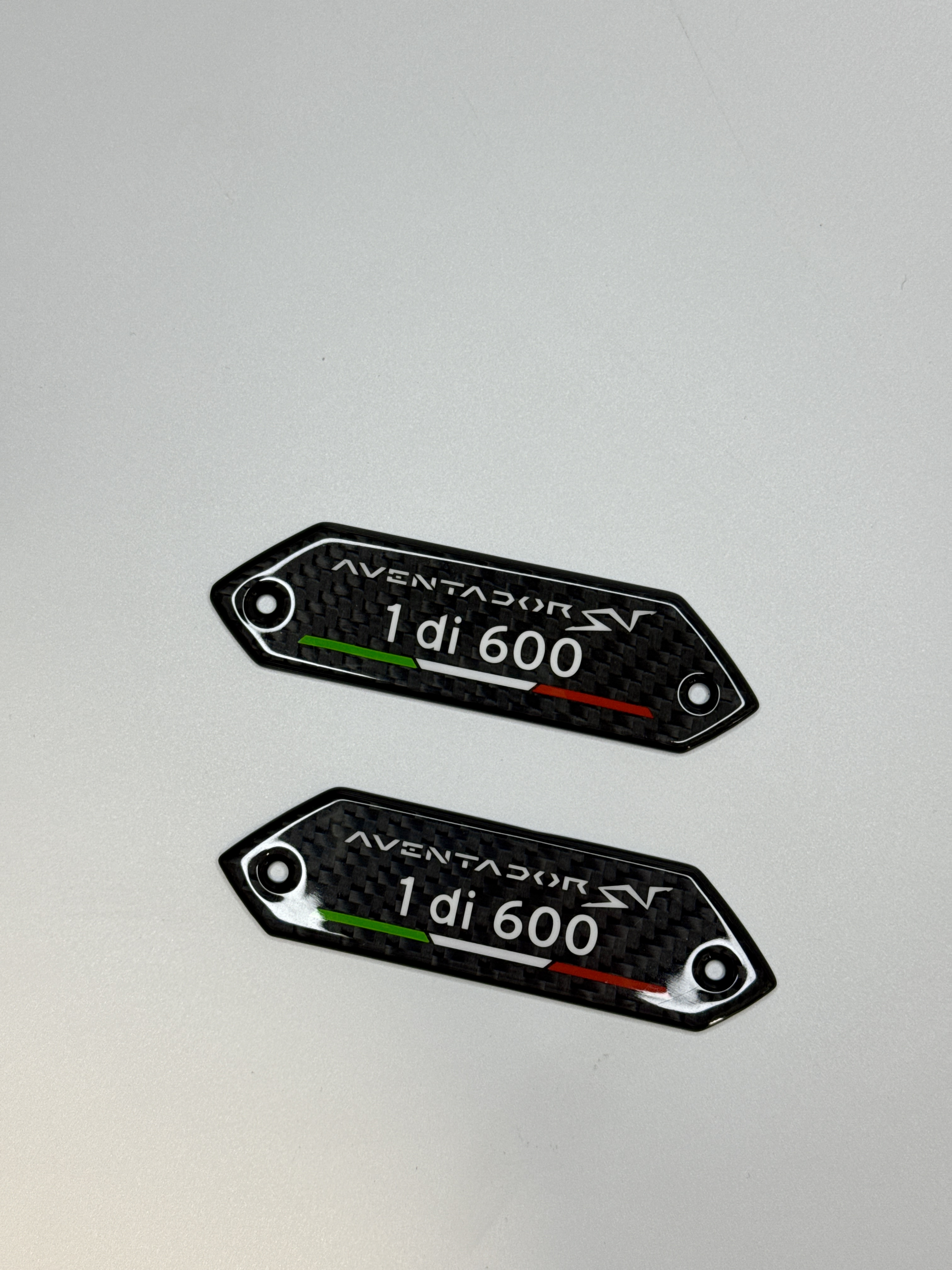 Emblematy Lamborghini Aventador SV 1 di 600 na karcie drzwi Carbon Fiber