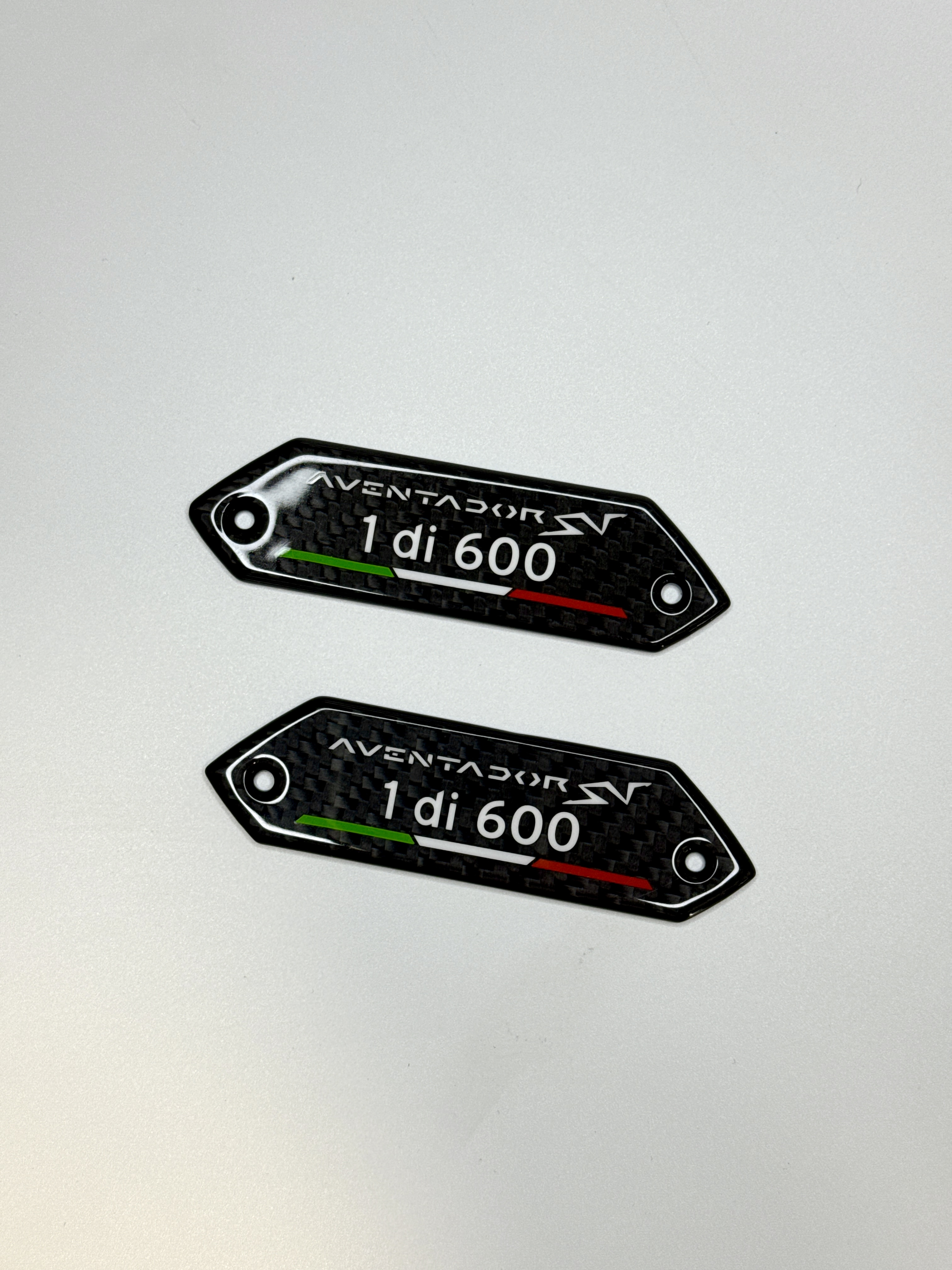 Emblematy Lamborghini Aventador SV 1 di 600 na karcie drzwi Carbon Fiber