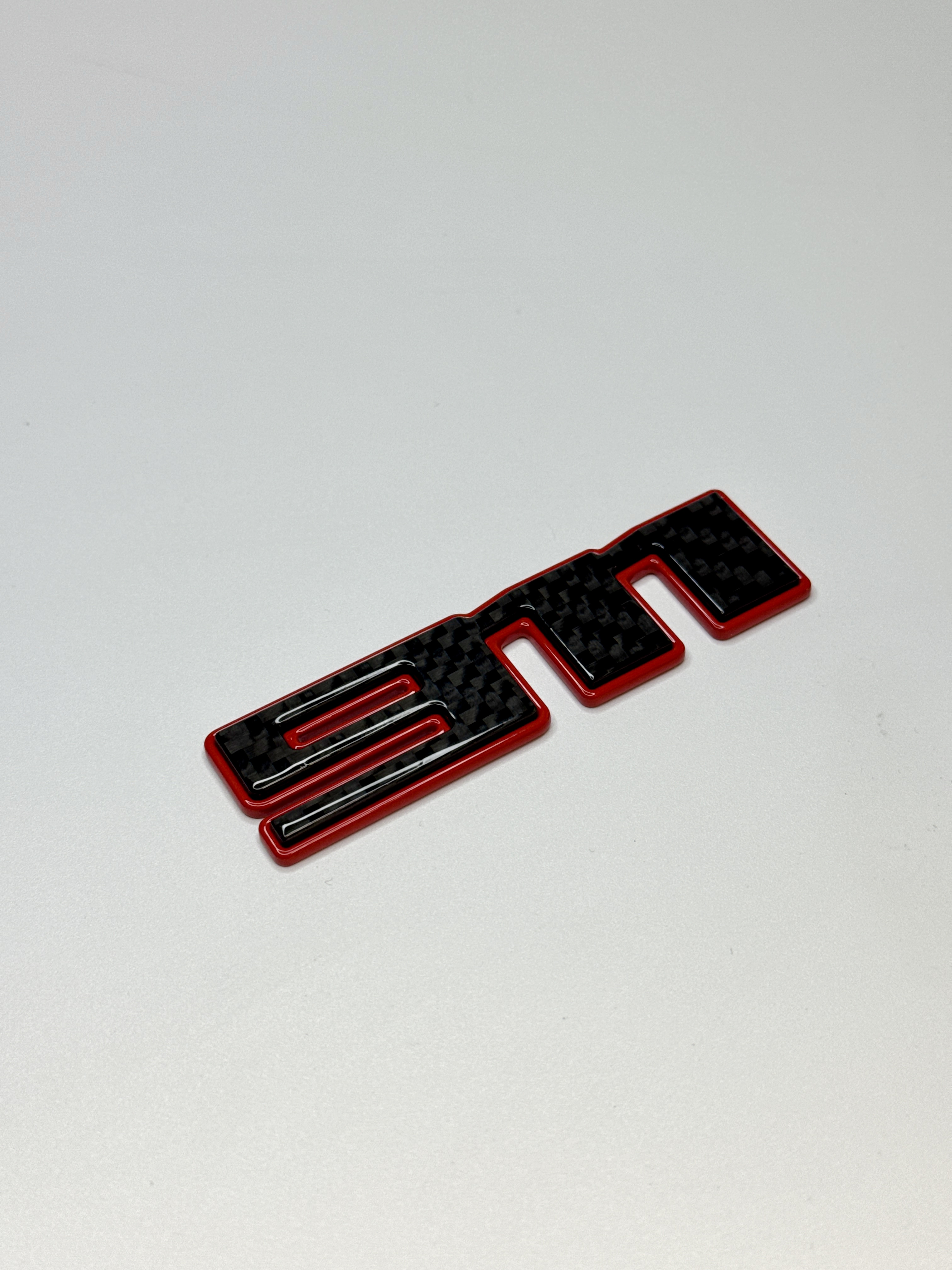 Emblemat 911 red metal i carbon do Porsche 992