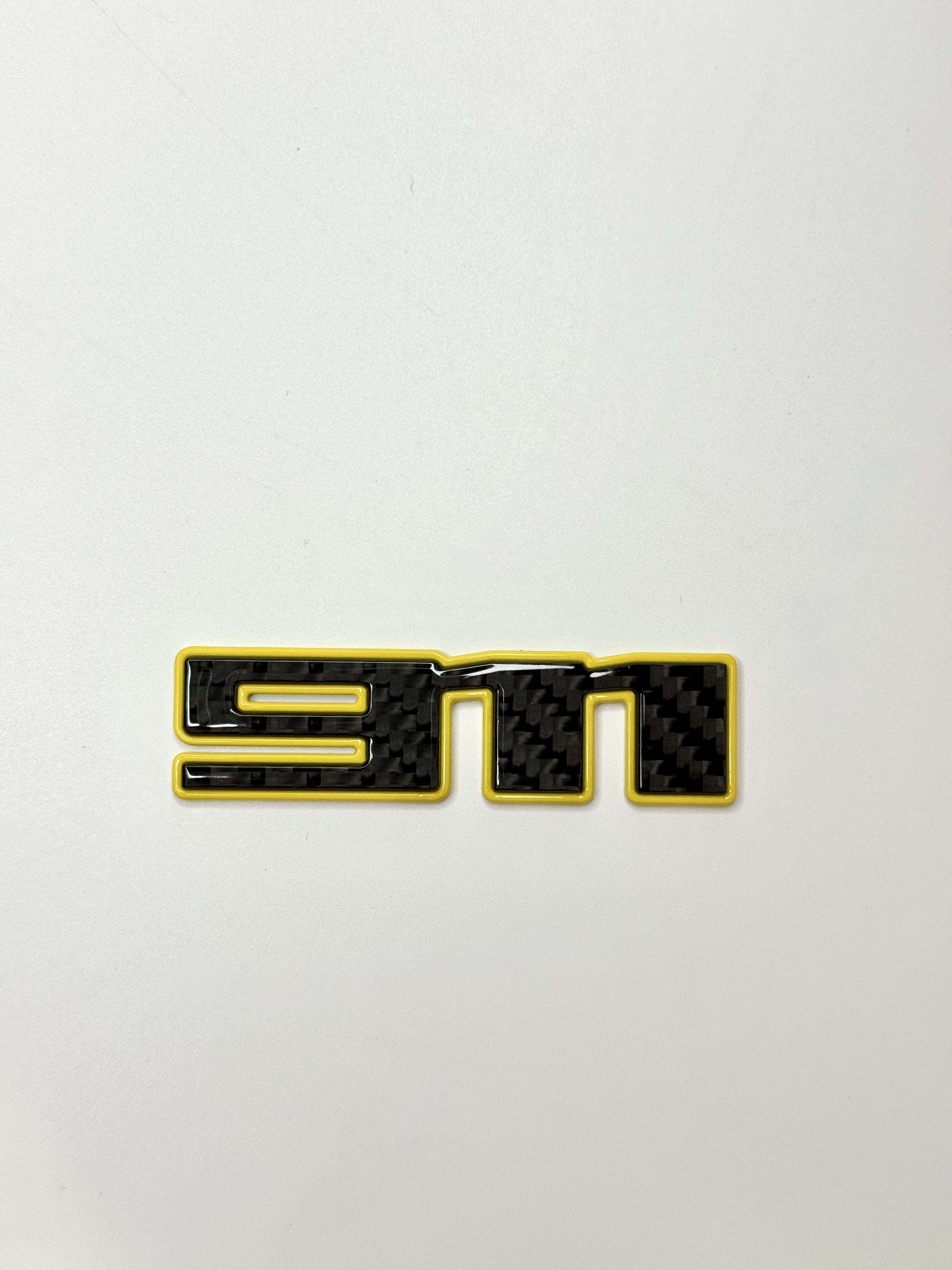 Emblemat 911 yellow metal i carbon do Porsche 992