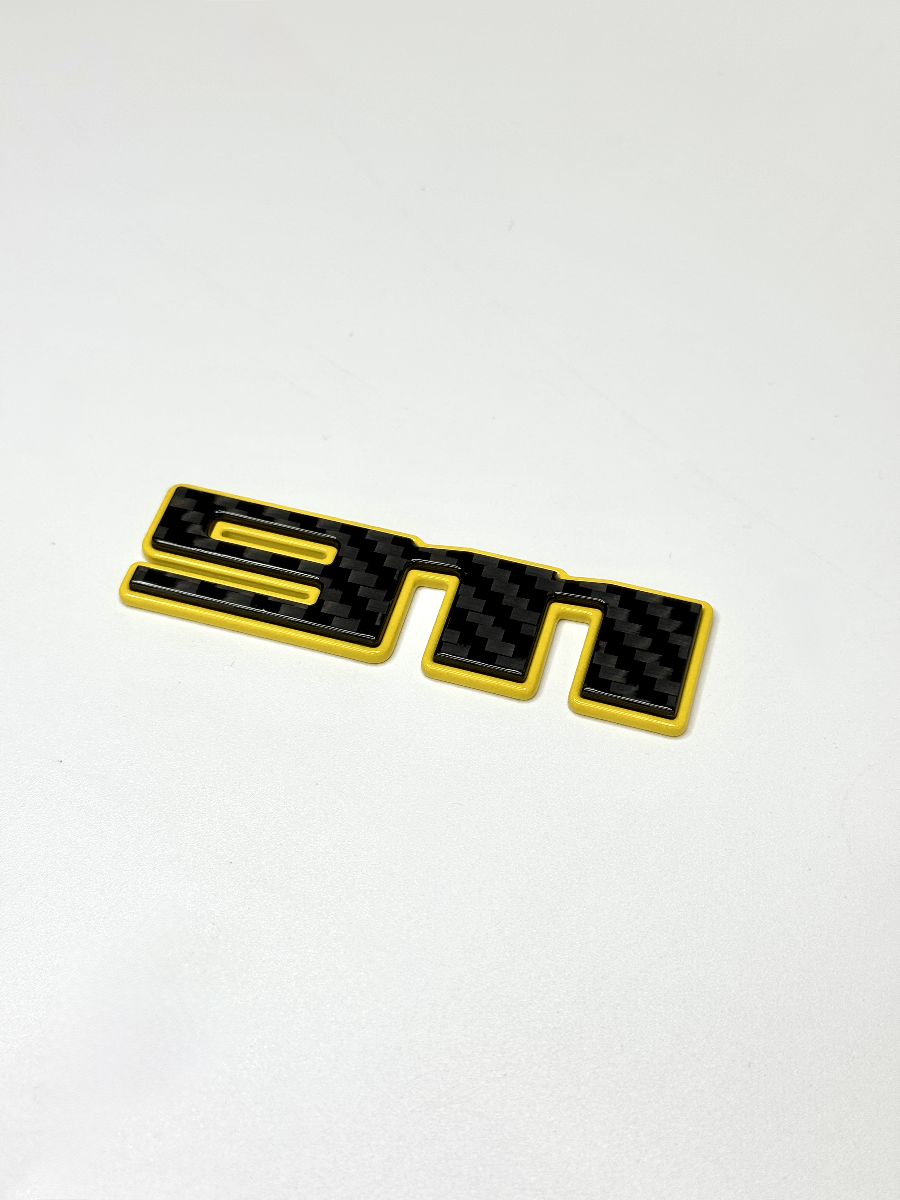 Emblemat 911 yellow metal i carbon do Porsche 992