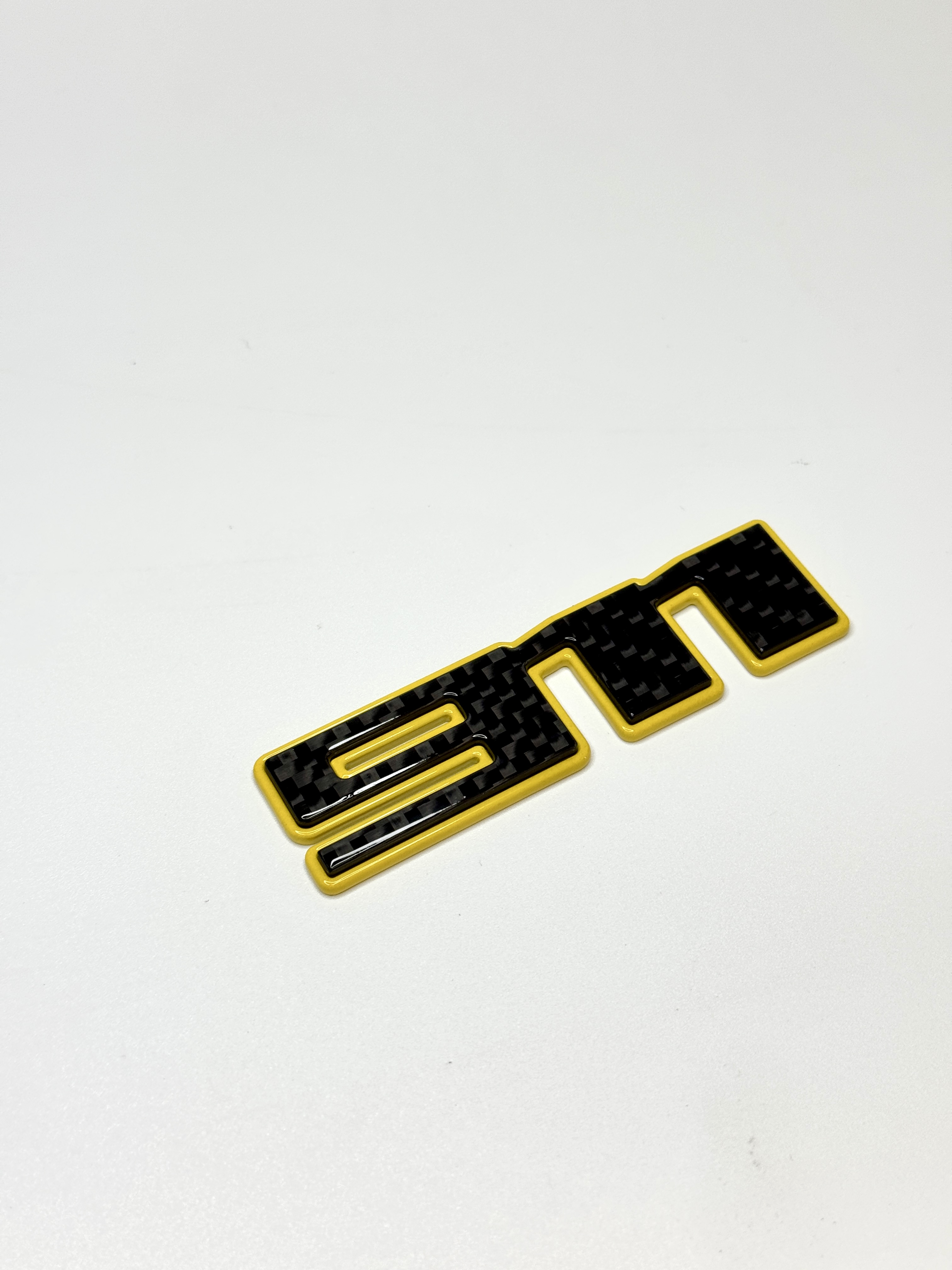 Emblemat 911 yellow metal i carbon do Porsche 992