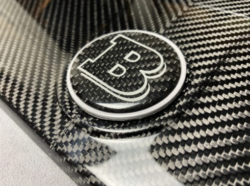 Metalowy emblemat maski Mercedes-Benz W463A W464 G-Class styl Brabus na maskę Scoop szary metal i węgiel