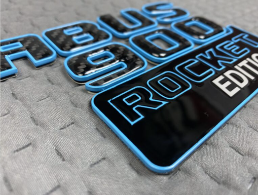 Zestaw emblematów Mercedes-Benz W463A W464 2018-2024 G-klasa styl Brabus Rocket 900 blue