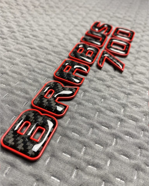 Zestaw emblematów Mercedes-Benz W463A W464 2018-2024 G-klasa styl Brabus Rocket 700 red