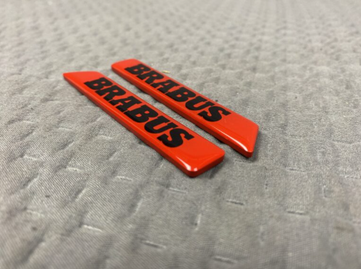 Zestaw emblematów Mercedes-Benz W463A W464 2018-2024 G-klasa styl Brabus red