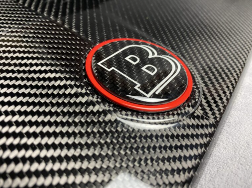 Metalowy emblemat maski Mercedes-Benz W463A W464 G-Class styl Brabus Carbon Hood Scoop odznaka Logo czerwony metal i węgiel