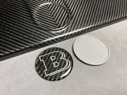 Metalowy emblemat maski Mercedes-Benz W463A W464 G-Class styl Brabus na maskę Scoop szary metal i węgiel