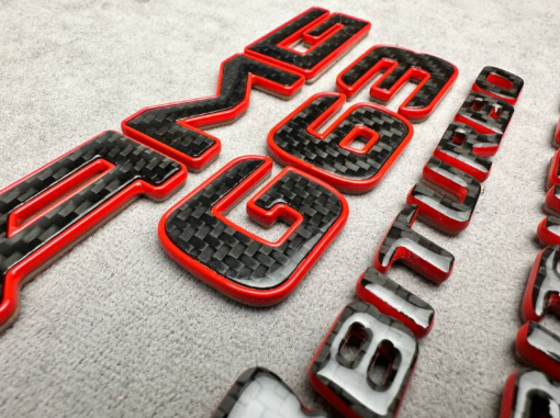 Zestaw emblematów Mercedes-Benz W463A W464 2018-2024 G-klasa styl AMG G63 V8 biturbo red