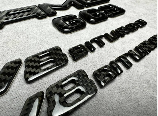Zestaw emblematów AMG V8 Biturbo G63 metal czarny i karbon wykonany dla Mercedes Benz