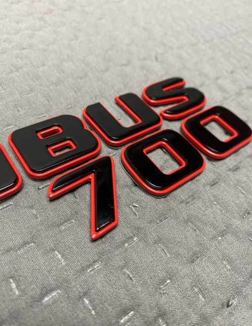 Zestaw emblematów Mercedes-Benz W463A W464 2018-2024 G-klasa styl Brabus 700 red&black