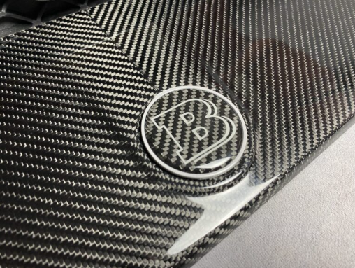 Metalowy emblemat maski Mercedes-Benz W463A W464 G-Class styl Brabus na maskę Scoop szary metal i węgiel