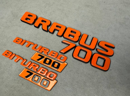 Zestaw emblematów Mercedes-Benz W463A W464 2018-2024 G-klasa styl Brabus biturbo 700 Orange