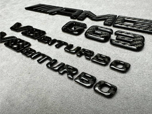 Zestaw emblematów AMG V8 Biturbo G63 metal czarny i karbon wykonany dla Mercedes Benz
